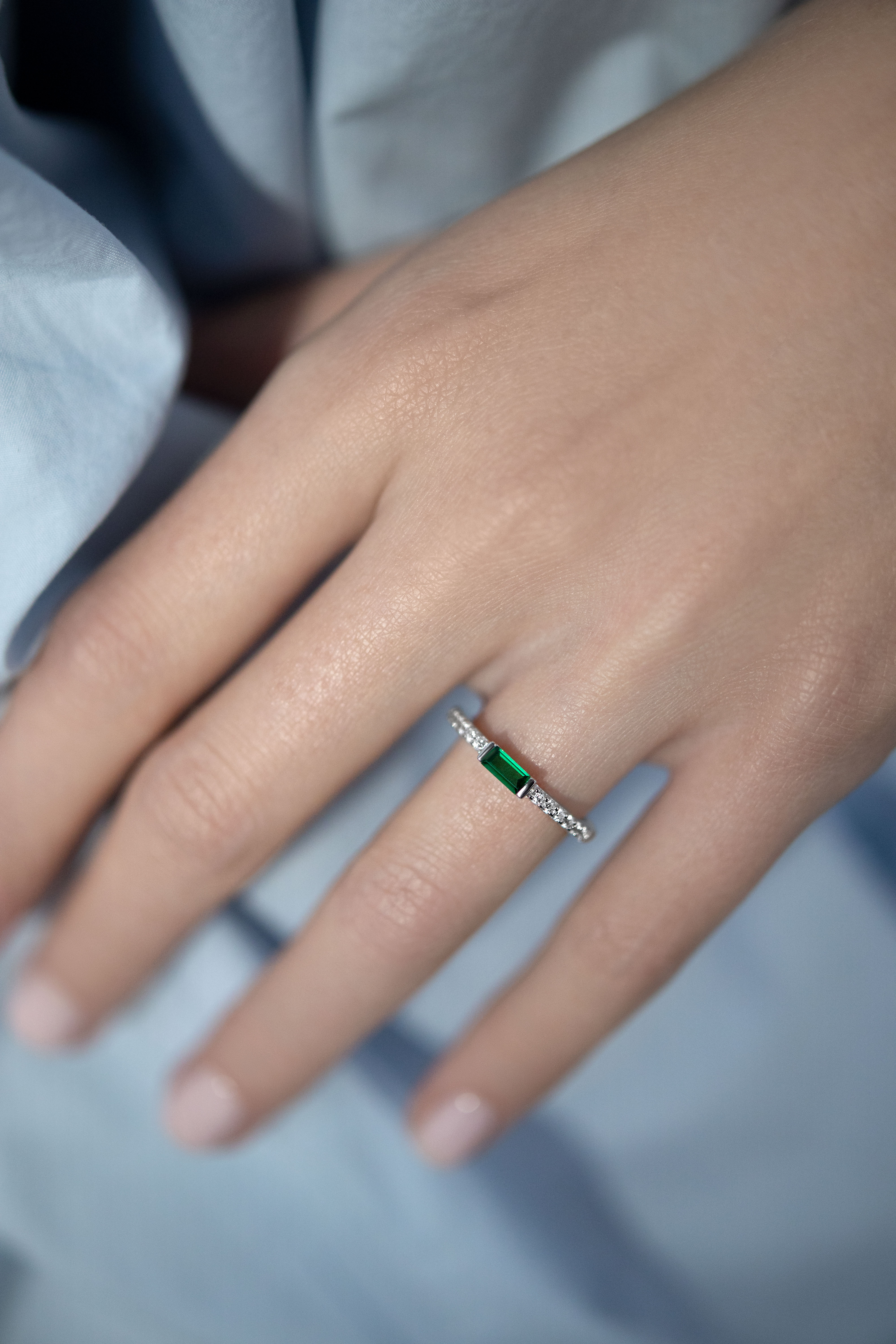Кольца: Тонкое кольцо с зеленым камнем можно купить в ювелирном гардеробе MOMNT (Momentsilver), интернет-магазине украшений из серебра. Серебро 925, родий, вставки:куб.цирконий. Артикул 