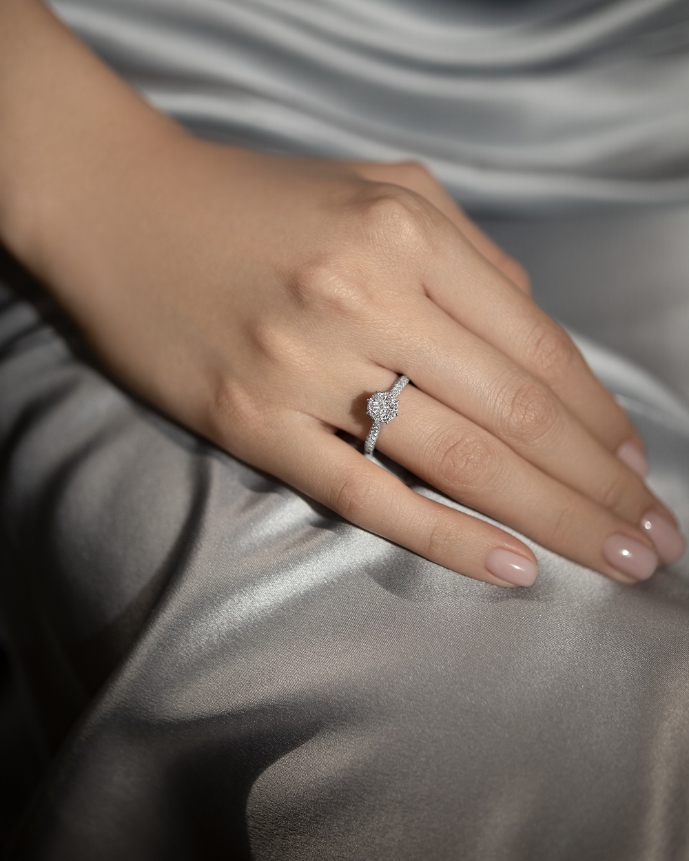 Кольца: Золотое помолвочное кольцо с 55 бриллиантами в белом золоте можно купить в ювелирном гардеробе MOMNT (Momentsilver), интернет-магазине украшений из серебра. Золото 585. Вставки: бриллианты. Артикул 