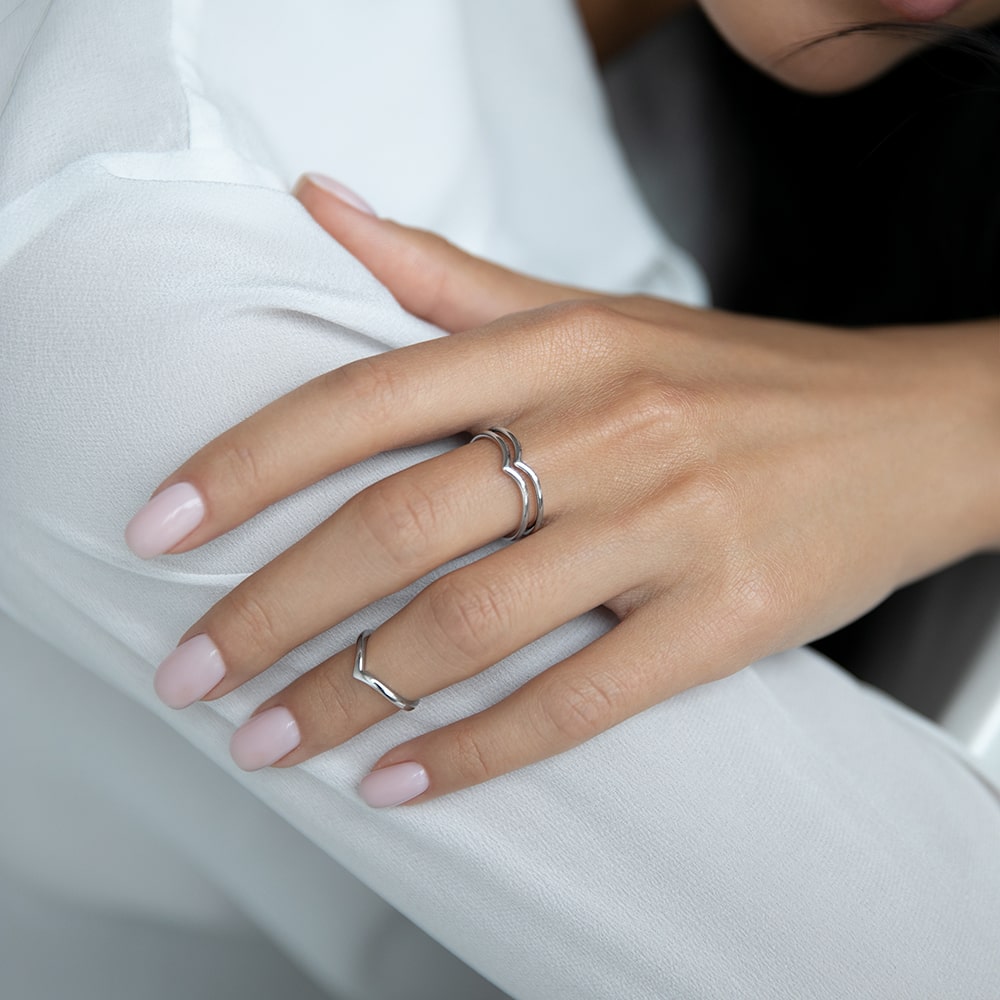 Кольца: Двойное кольцо V без камней можно купить в ювелирном гардеробе MOMNT (Momentsilver), интернет-магазине украшений из серебра. Серебро 925, родий. Артикул 