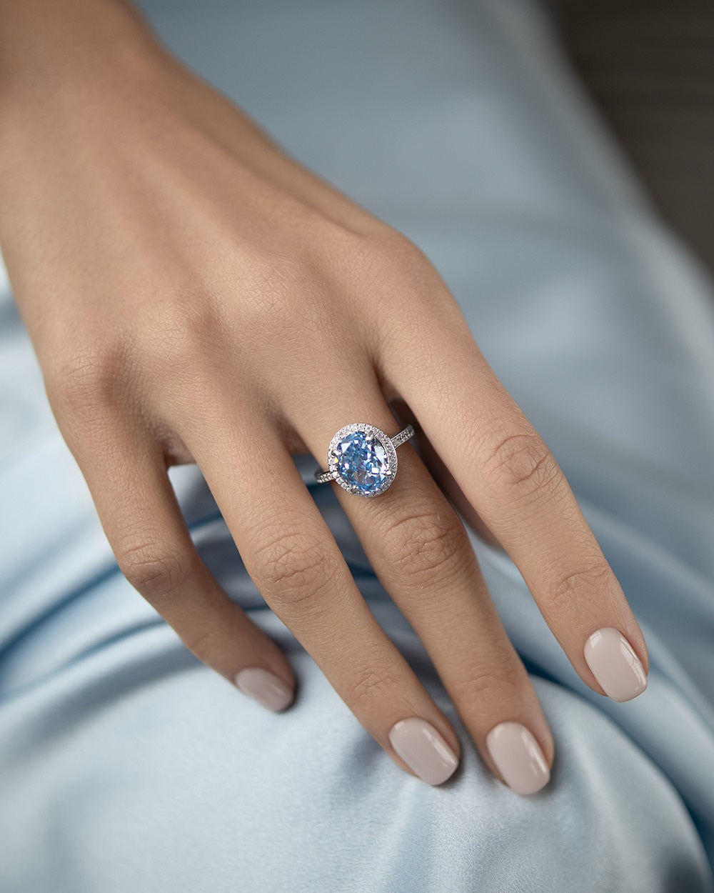 Кольца: Кольцо с голубым камнем можно купить в ювелирном гардеробе MOMNT (Momentsilver), интернет-магазине украшений из серебра. Серебро 925, родий, вставки: куб.цирконий. Артикул 