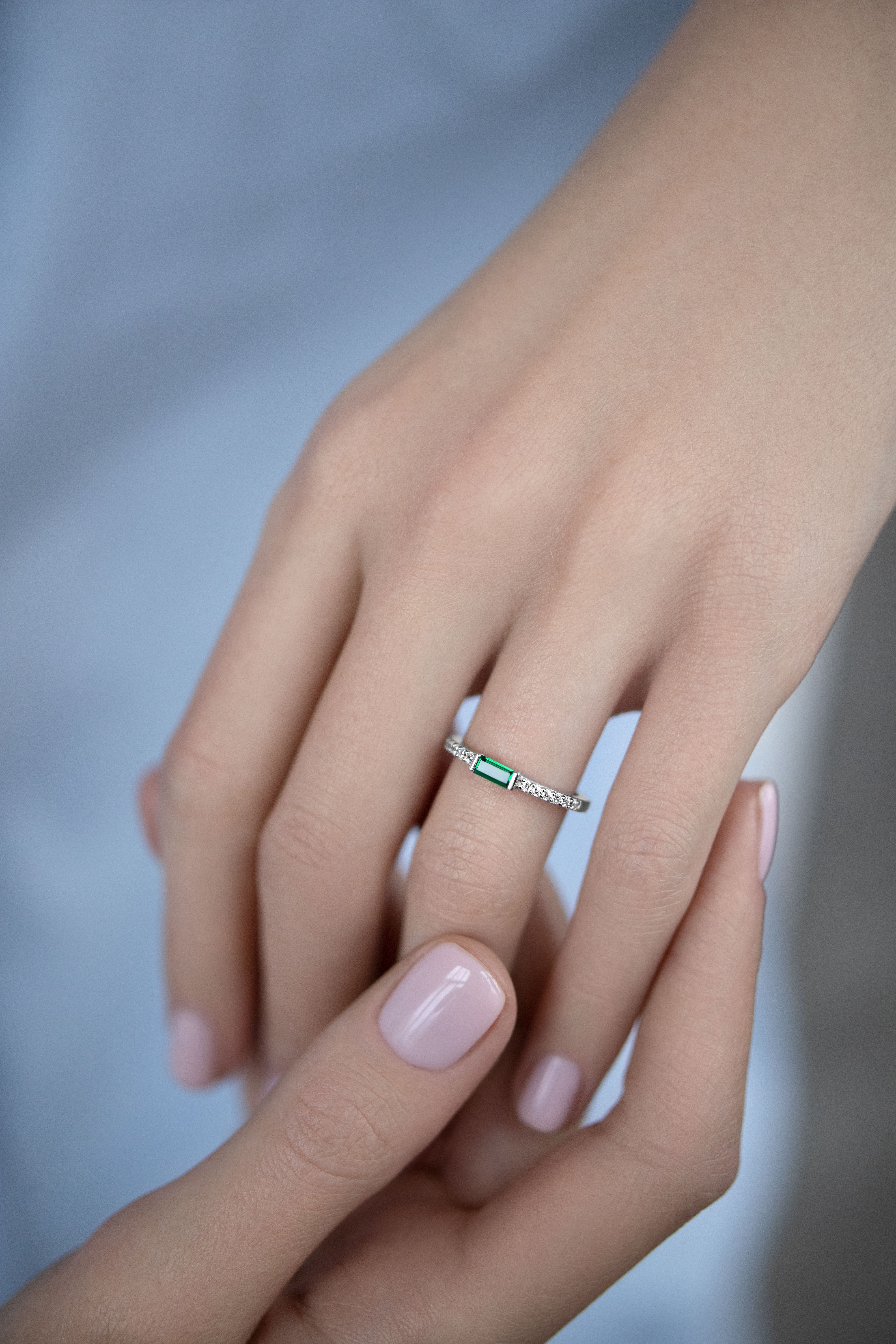 Кольца: Тонкое кольцо с зеленым камнем можно купить в ювелирном гардеробе MOMNT (Momentsilver), интернет-магазине украшений из серебра. Серебро 925, родий, вставки:куб.цирконий. Артикул 