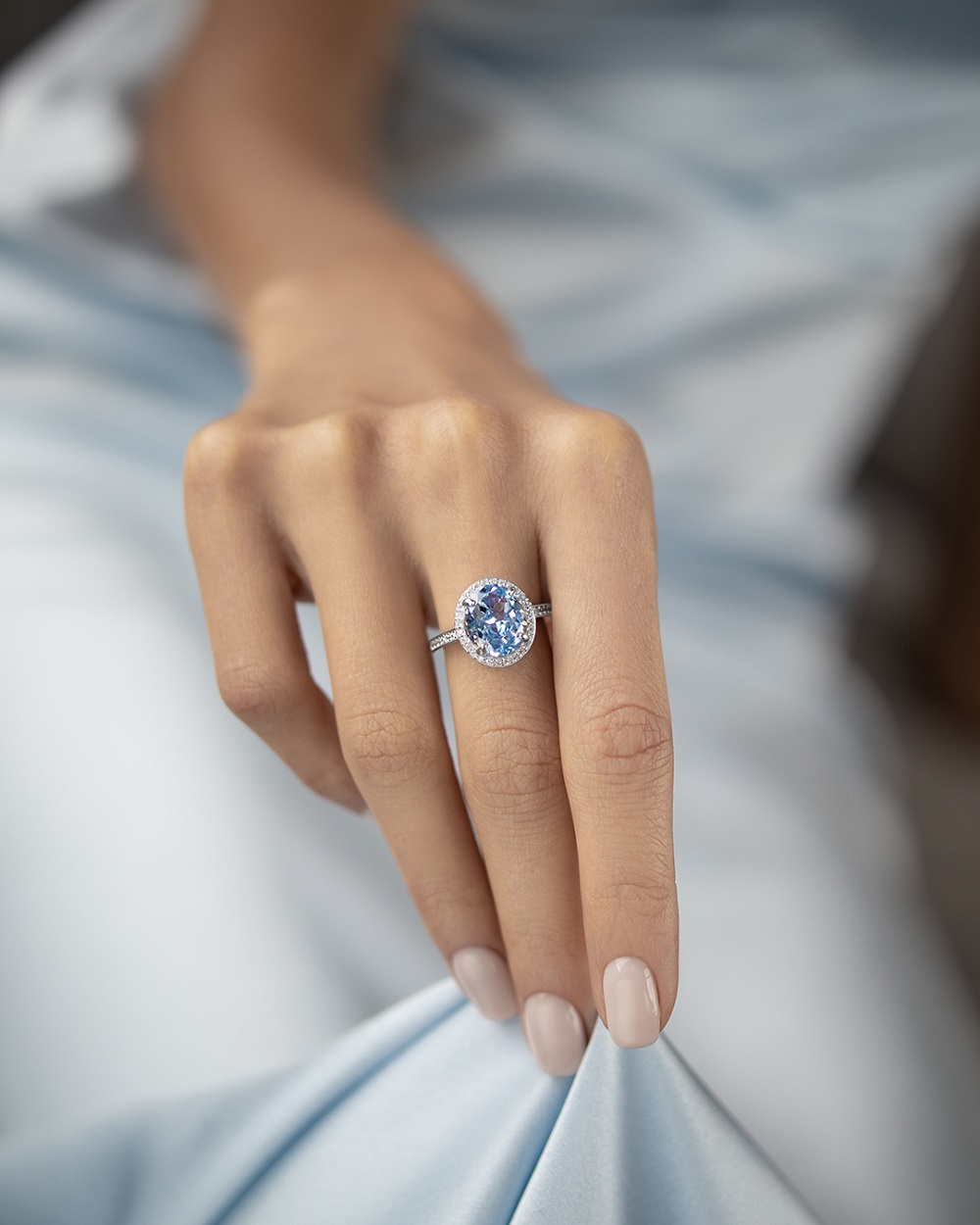 Кольца: Кольцо с голубым камнем можно купить в ювелирном гардеробе MOMNT (Momentsilver), интернет-магазине украшений из серебра. Серебро 925, родий, вставки: куб.цирконий. Артикул 