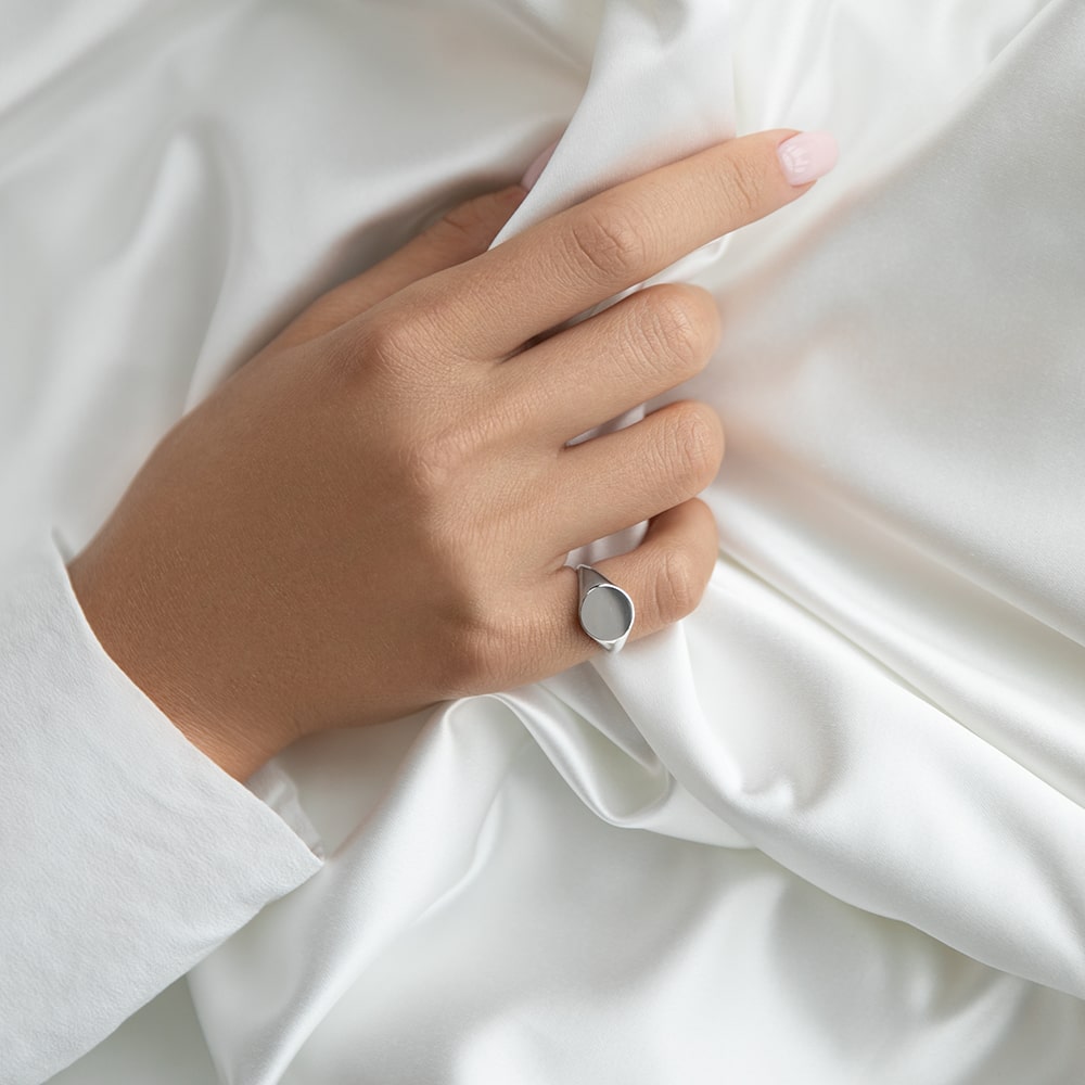 Кольца: Кольцо-печатка Круг можно купить в ювелирном гардеробе MOMNT (Momentsilver), интернет-магазине украшений из серебра. Серебро 925, родий. Артикул 