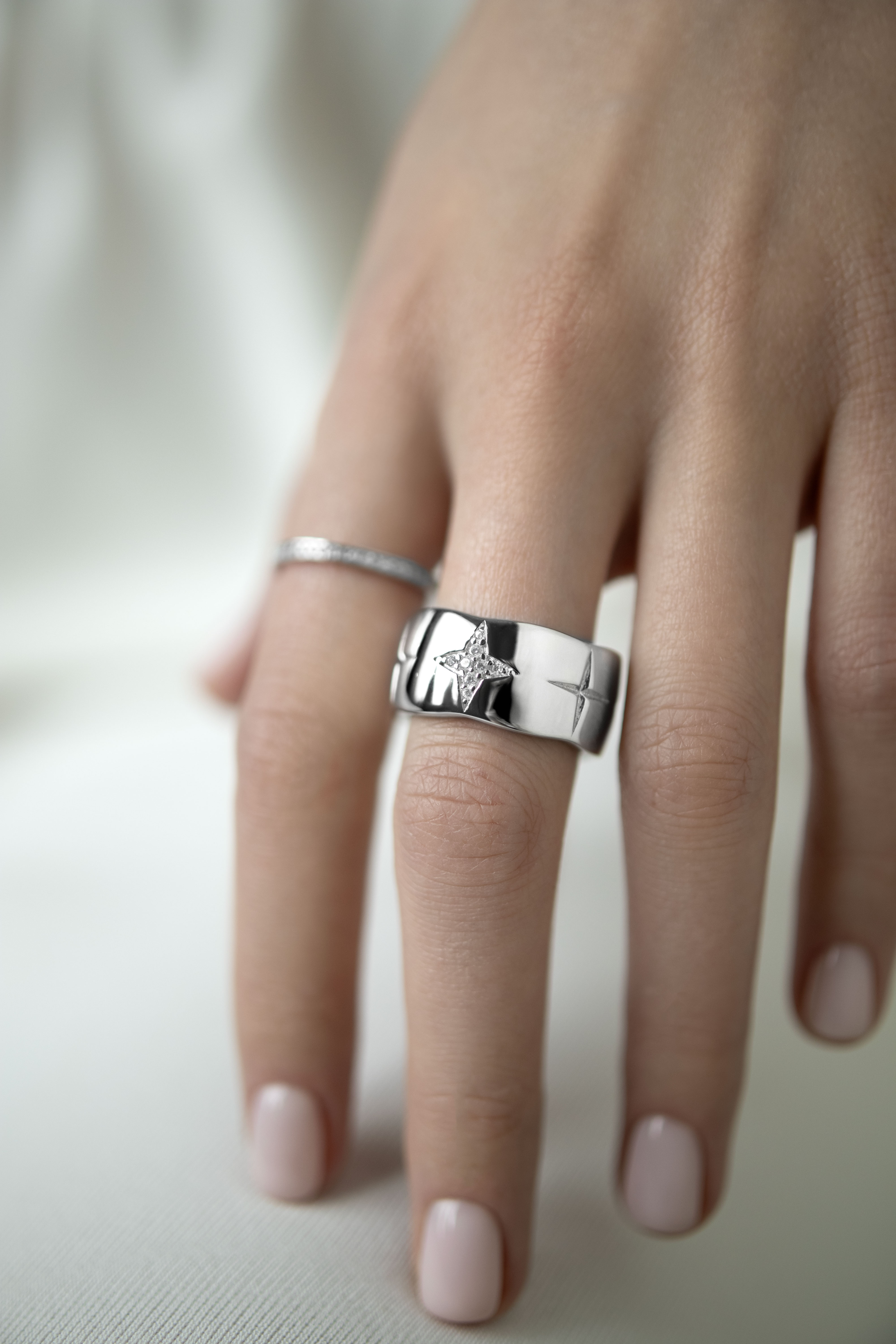 Кольца: Объемное широкое кольцо Краш можно купить в ювелирном гардеробе MOMNT (Momentsilver), интернет-магазине украшений из серебра. Серебро 925, родий, вставки:куб.цирконий. Артикул 
