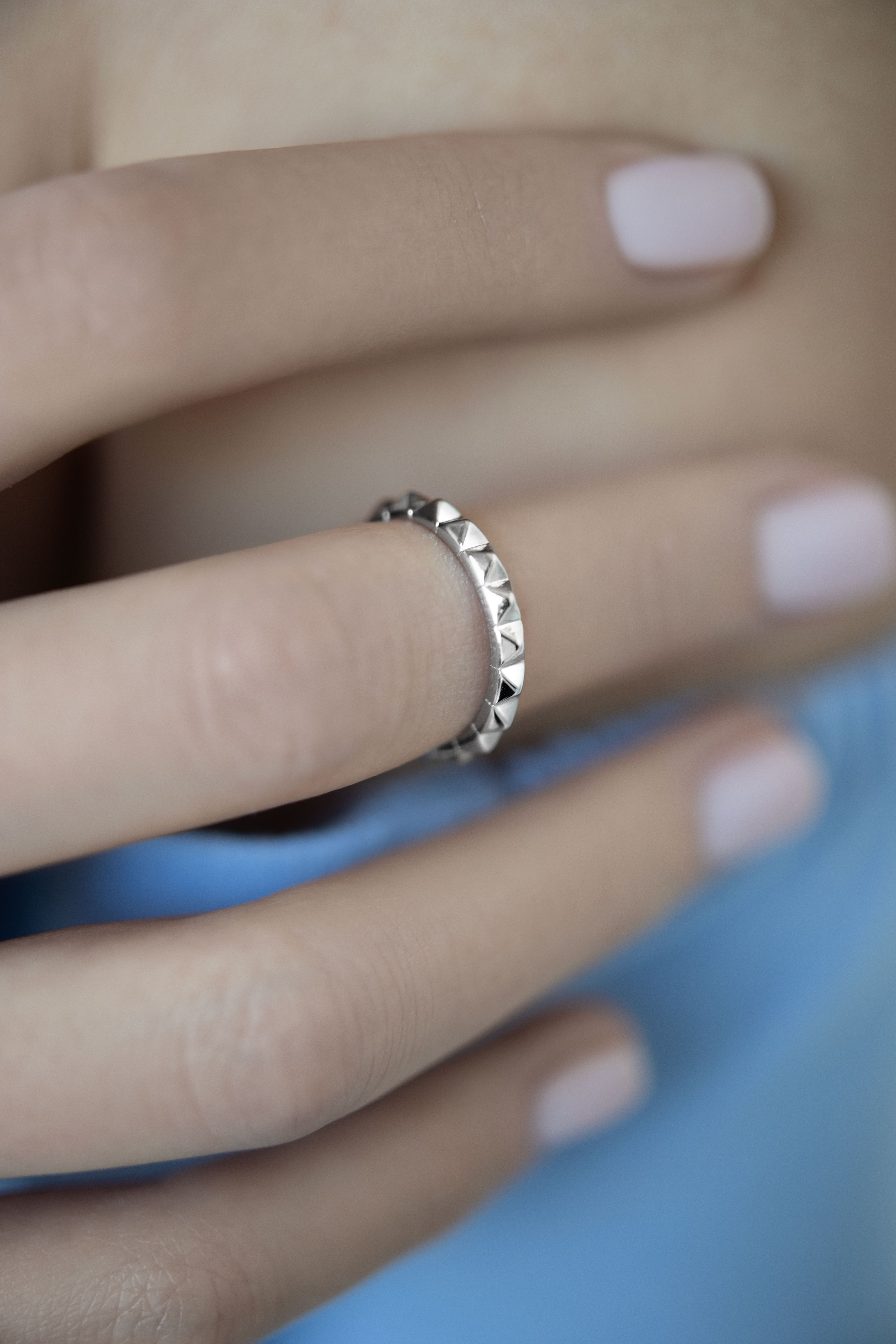 Кольца: Простое кольцо с шипами можно купить в ювелирном гардеробе MOMNT (Momentsilver), интернет-магазине украшений из серебра. Серебро 925, родий. Артикул 