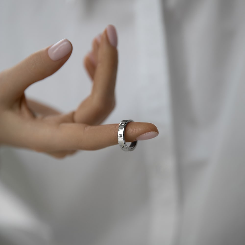 Кольца: Кольцо Пульс можно купить в ювелирном гардеробе MOMNT (Momentsilver), интернет-магазине украшений из серебра. Серебро 925, родий, вставки:куб.цирконий. Артикул 