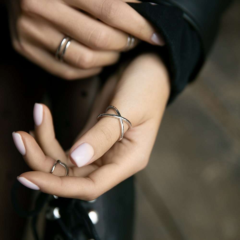 Кольца: Кольцо Икс на основание пальца можно купить в ювелирном гардеробе MOMNT (Momentsilver), интернет-магазине украшений из серебра. Серебро 925, родий. Артикул 