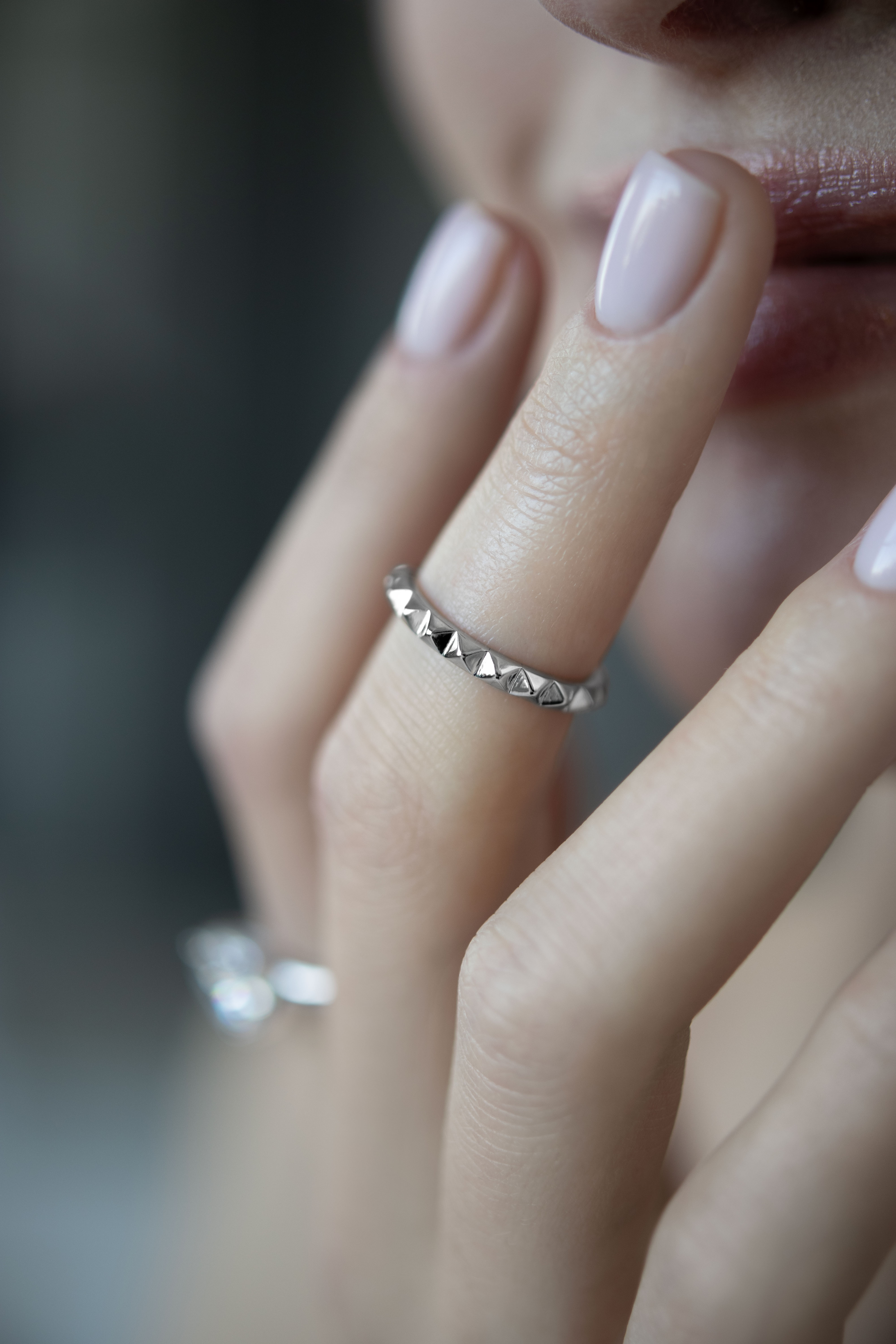 Кольца: Простое кольцо с шипами можно купить в ювелирном гардеробе MOMNT (Momentsilver), интернет-магазине украшений из серебра. Серебро 925, родий. Артикул 