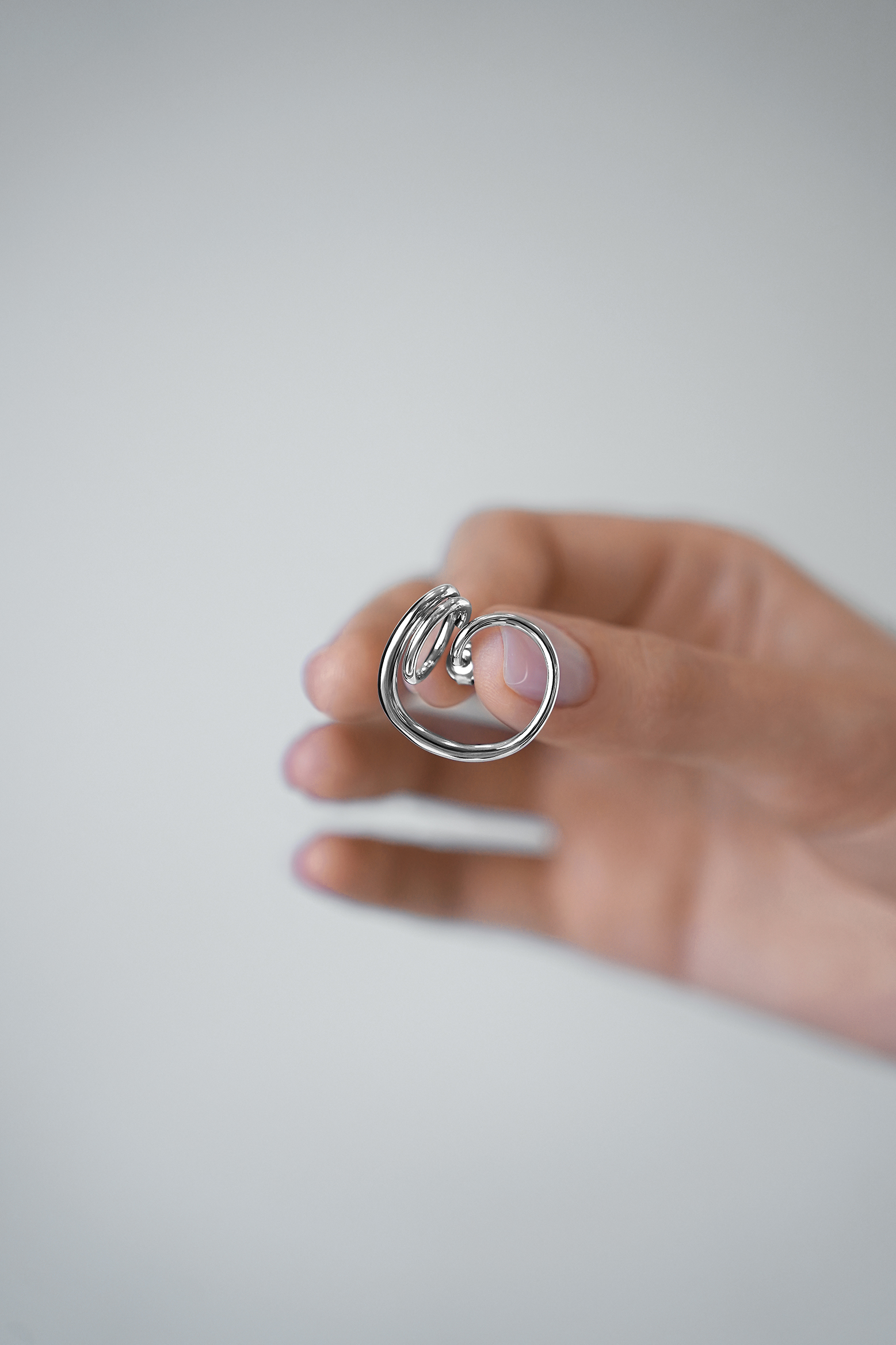 Серьги: Серьги "Непрерывность" можно купить в ювелирном гардеробе MOMNT (Momentsilver), интернет-магазине украшений из серебра. Серебро 925, родий. Артикул 