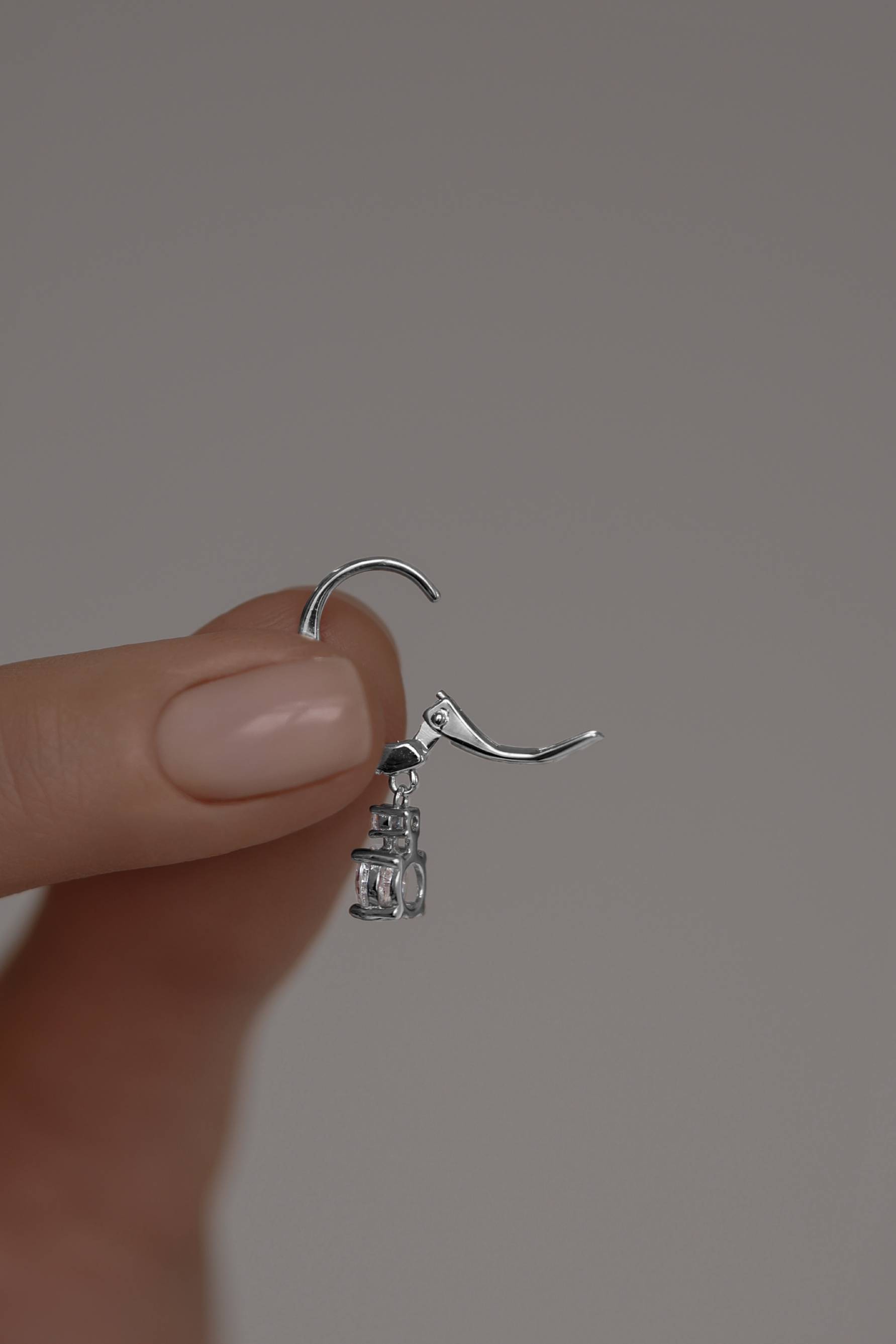 Колье: Классические серьги на французском замке можно купить в ювелирном гардеробе MOMNT (Momentsilver), интернет-магазине украшений из серебра. Серебро 925, родий, вставки:куб.цирконий. Артикул 