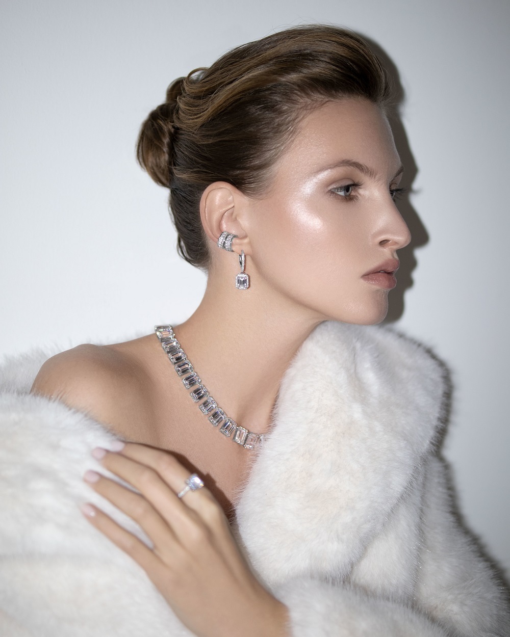 Бижутерия: Серьги в огранке изумруд с белым камнем можно купить в ювелирном гардеробе MOMNT (Momentsilver), интернет-магазине украшений из серебра. Ювелирный сплав, родий, вставки: куб. цирконий. Артикул 