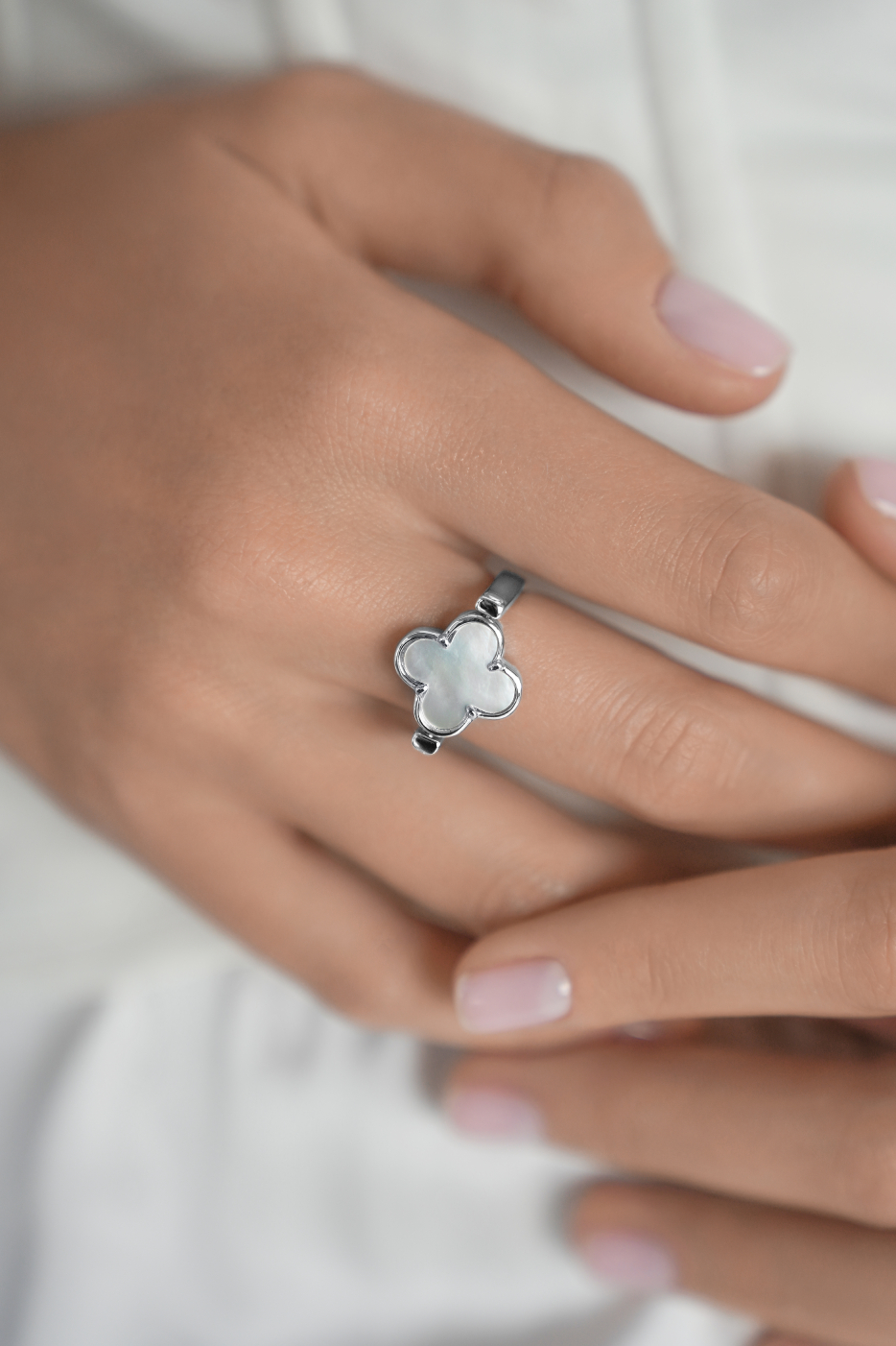Кольца: Кольцо перевертыш клевер можно купить в ювелирном гардеробе MOMNT (Momentsilver), интернет-магазине украшений из серебра. Серебро 925, родий. Артикул 