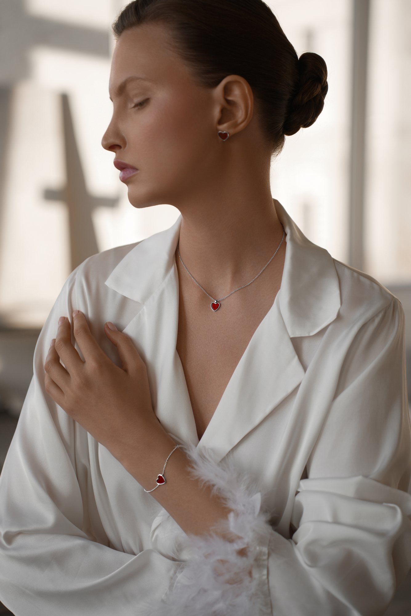 Серьги: Серьги-гвоздики Сердца с красным агатом можно купить в ювелирном гардеробе MOMNT (Momentsilver), интернет-магазине украшений из серебра. Серебро 925, родий. Вставки: агат. Артикул 