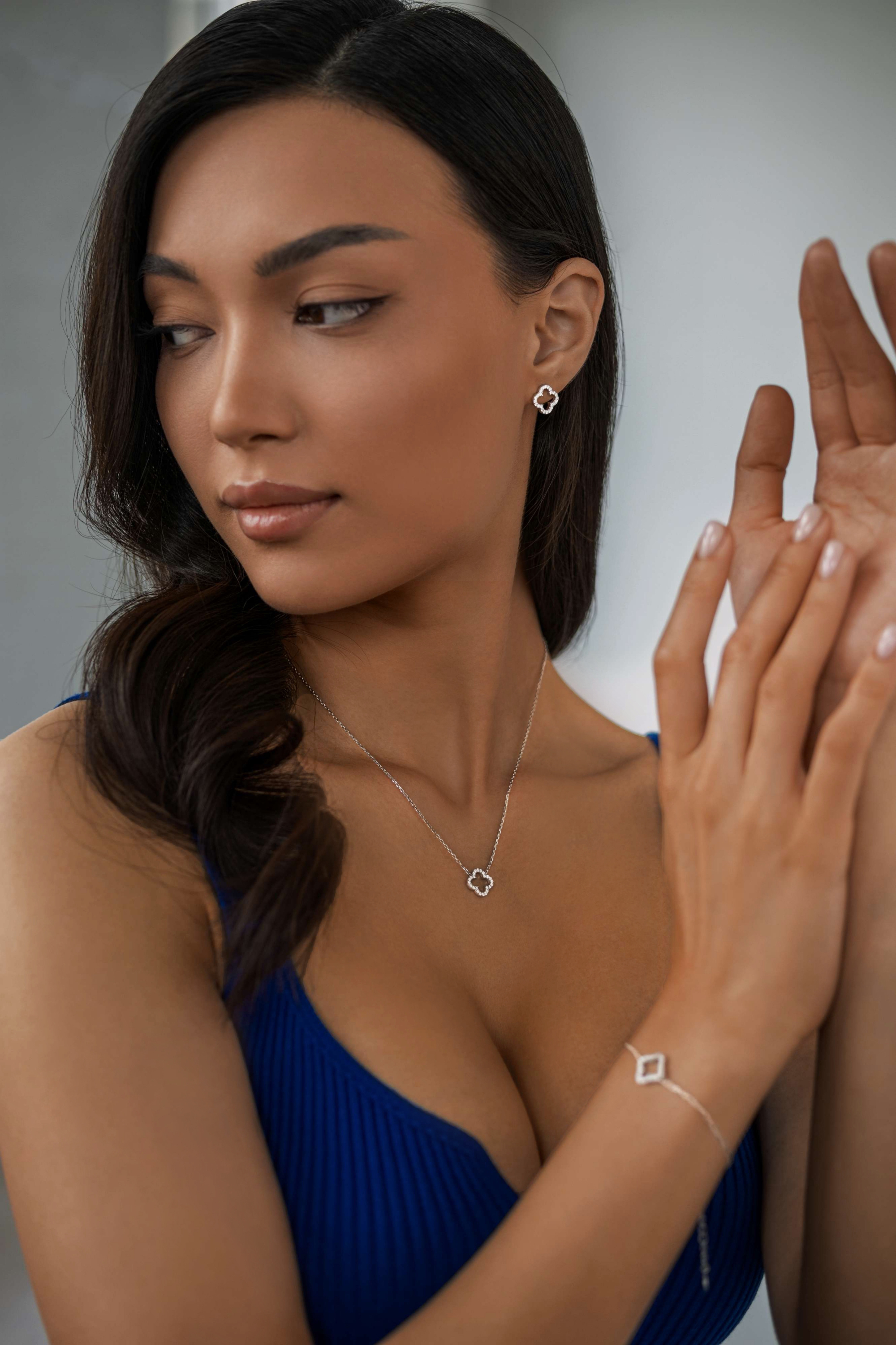 Серьги: Серьги-гвоздики Клевер с фианитами																														 можно купить в ювелирном гардеробе MOMNT (Momentsilver), интернет-магазине украшений из серебра. Серебро 925, родий, вставки:куб.цирконий. Артикул 