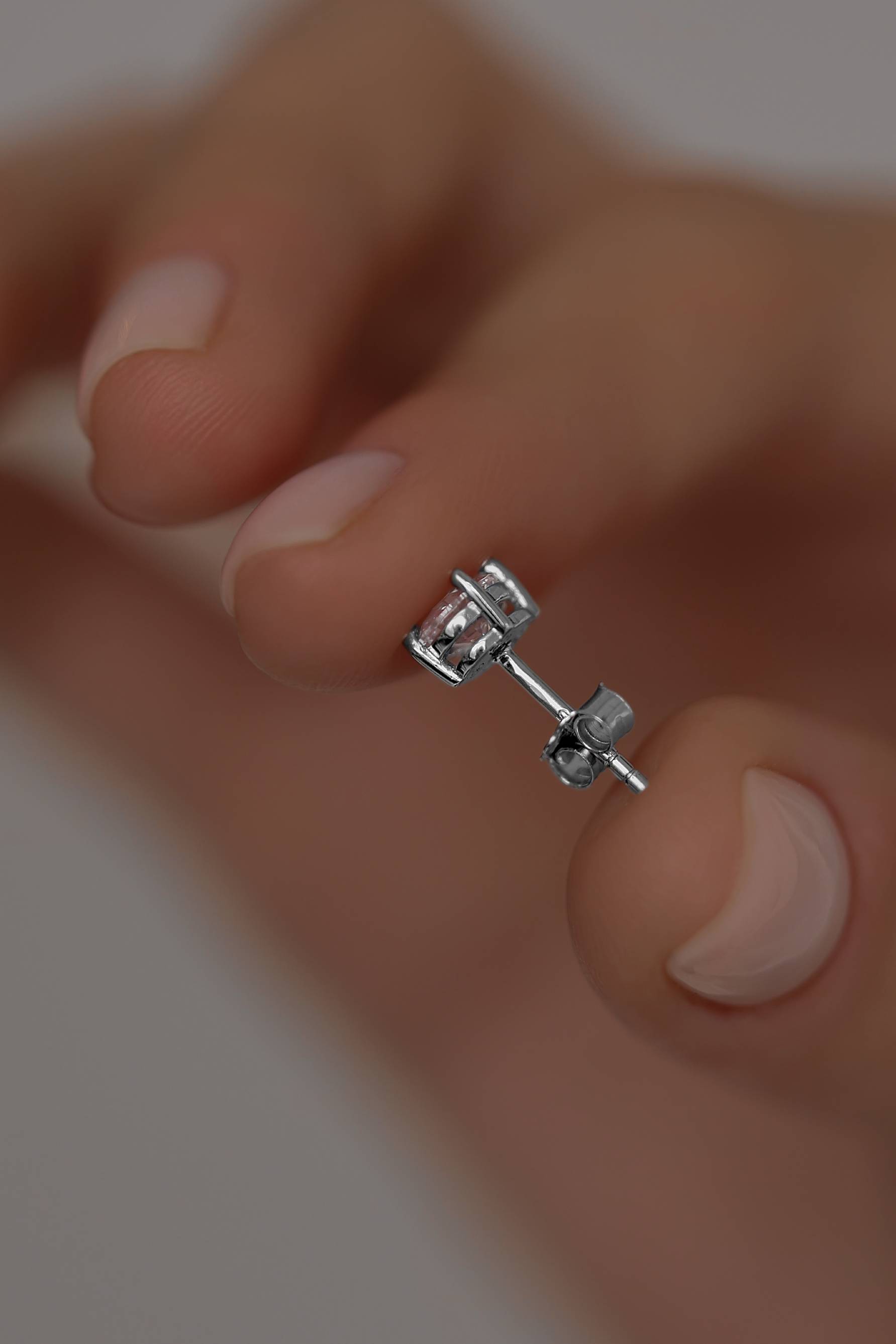 Серьги: Серьги-гвоздики в огранке овал  можно купить в ювелирном гардеробе MOMNT (Momentsilver), интернет-магазине украшений из серебра. Серебро 925, родий, вставки:куб.цирконий. Артикул 