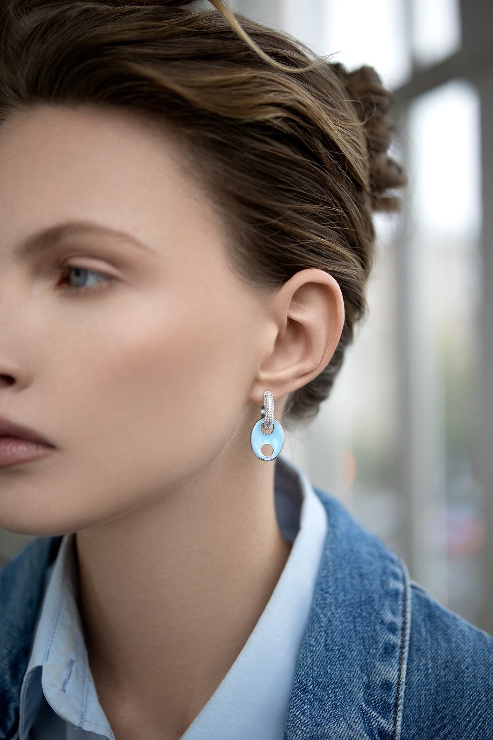 Бижутерия: Серьги-хаггисы с фианитами и голубой эмалью можно купить в ювелирном гардеробе MOMNT (Momentsilver), интернет-магазине украшений из серебра. Ювелирный сплав, родий, вставки: куб. цирконий, эмаль. Артикул 