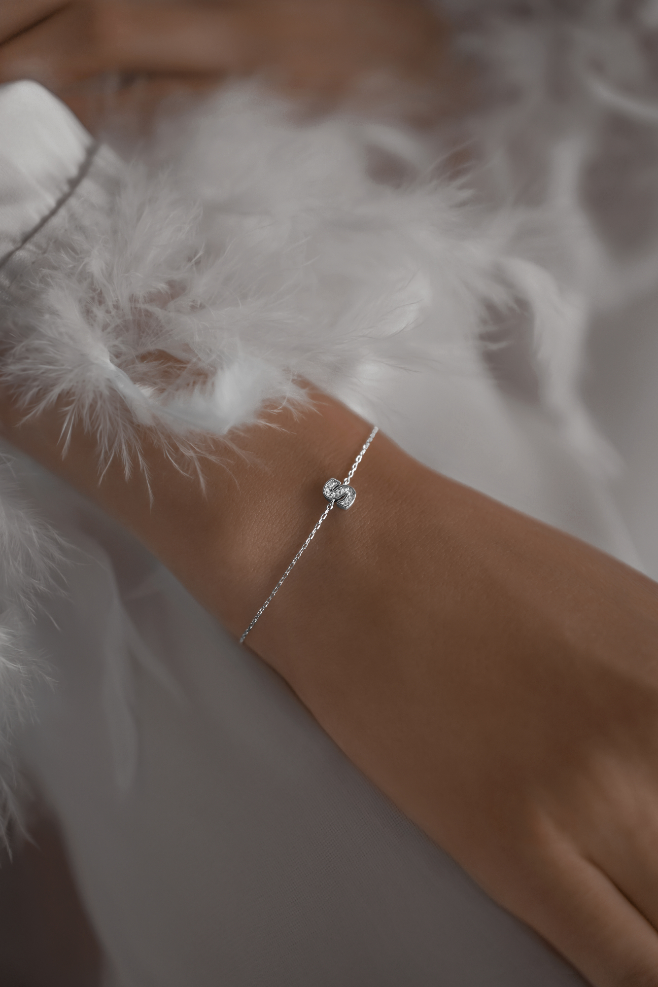 Браслеты: Браслет с буквой S можно купить в ювелирном гардеробе MOMNT (Momentsilver), интернет-магазине украшений из серебра. Серебро 925, родий, вставки:куб.цирконий. Артикул 