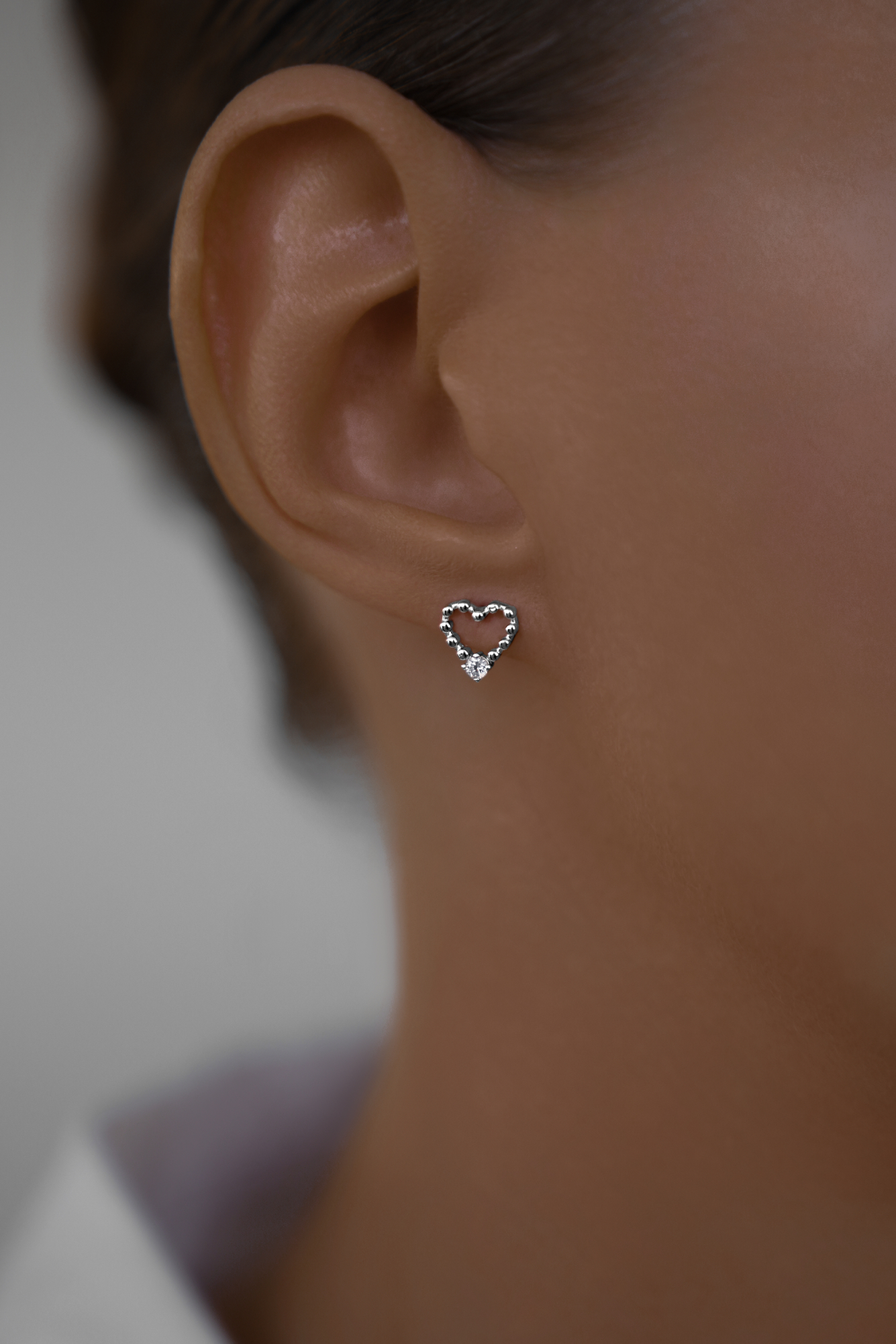 Серьги: Серьги-гвоздики Крошечное сердце можно купить в ювелирном гардеробе MOMNT (Momentsilver), интернет-магазине украшений из серебра. Серебро 925, родий											. Артикул 