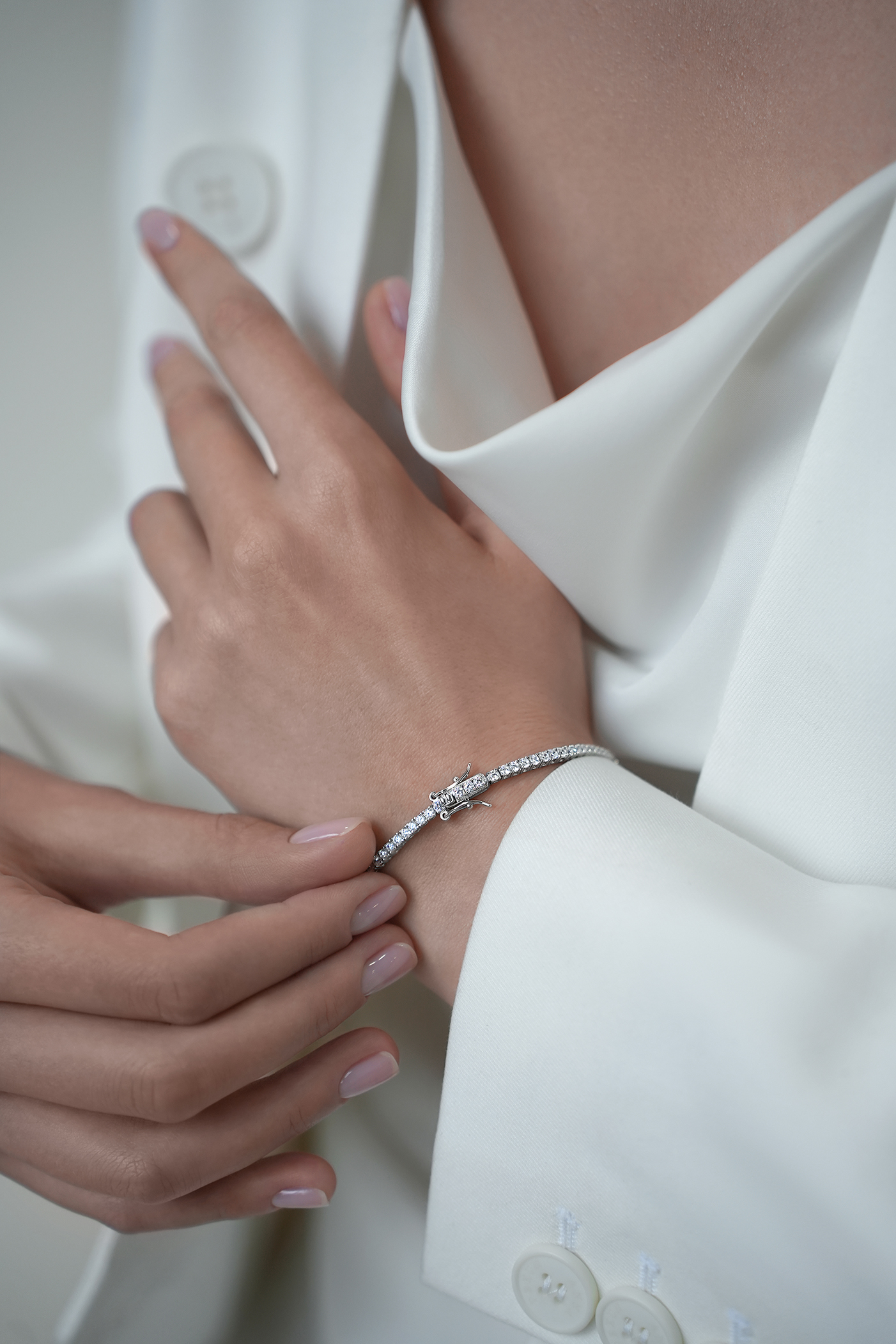 Браслеты: Теннисный браслет с камнями 2 мм можно купить в ювелирном гардеробе MOMNT (Momentsilver), интернет-магазине украшений из серебра. Серебро 925, родий, вставки:куб.цирконий. Артикул 