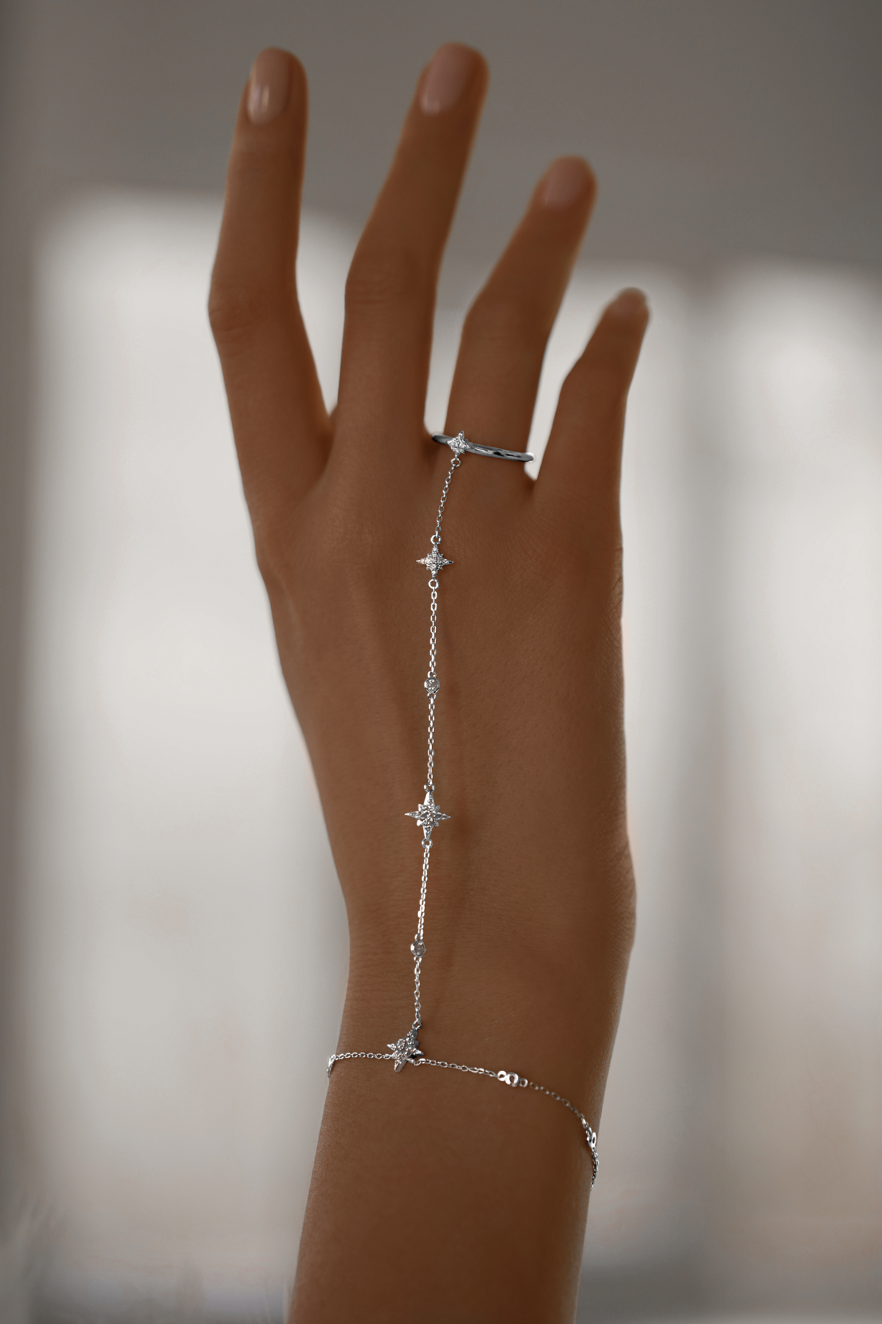 Браслеты: Браслет на кисть Полярная звезда одиночный можно купить в ювелирном гардеробе MOMNT (Momentsilver), интернет-магазине украшений из серебра. Серебро 925, родий.. Артикул 