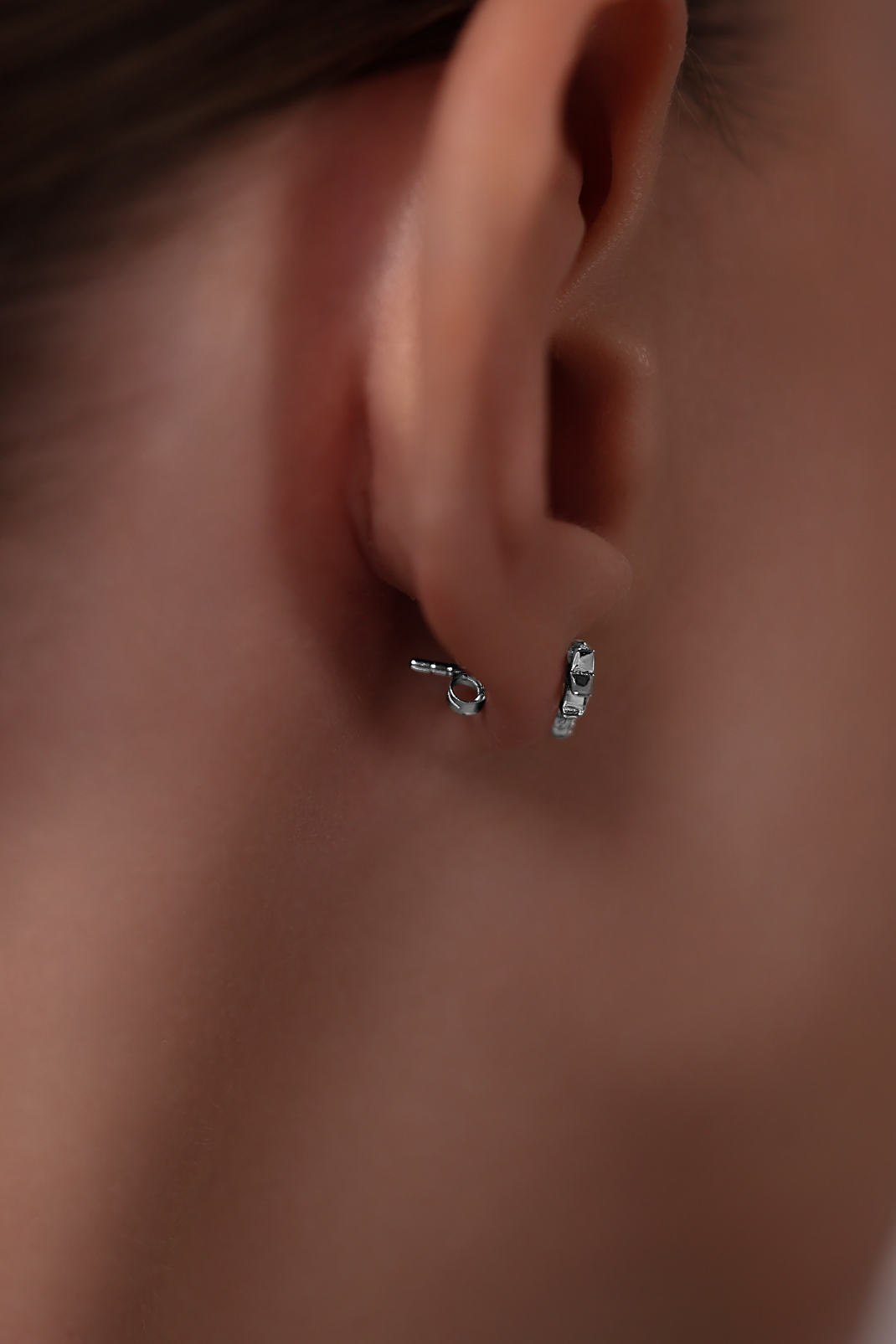 Серьги: Серьги-гвоздики Сияние можно купить в ювелирном гардеробе MOMNT (Momentsilver), интернет-магазине украшений из серебра. Серебро 925, родий, вставки:куб.цирконий. Артикул 