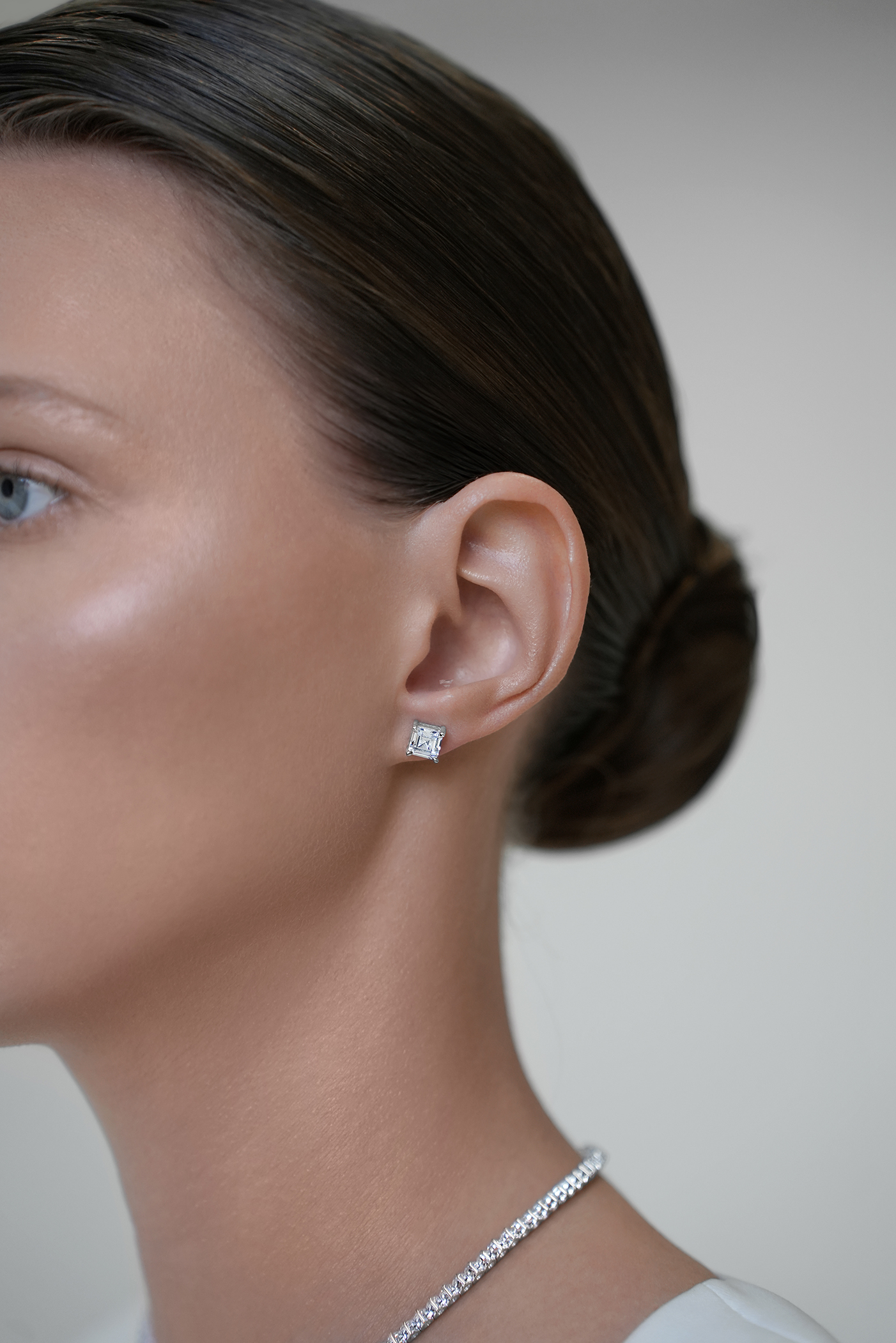 Серьги: Cерьги-гвоздики в огранке "Ашер" в открытой оправе можно купить в ювелирном гардеробе MOMNT (Momentsilver), интернет-магазине украшений из серебра. Серебро 925, родий, вставки:куб.цирконий. Артикул 