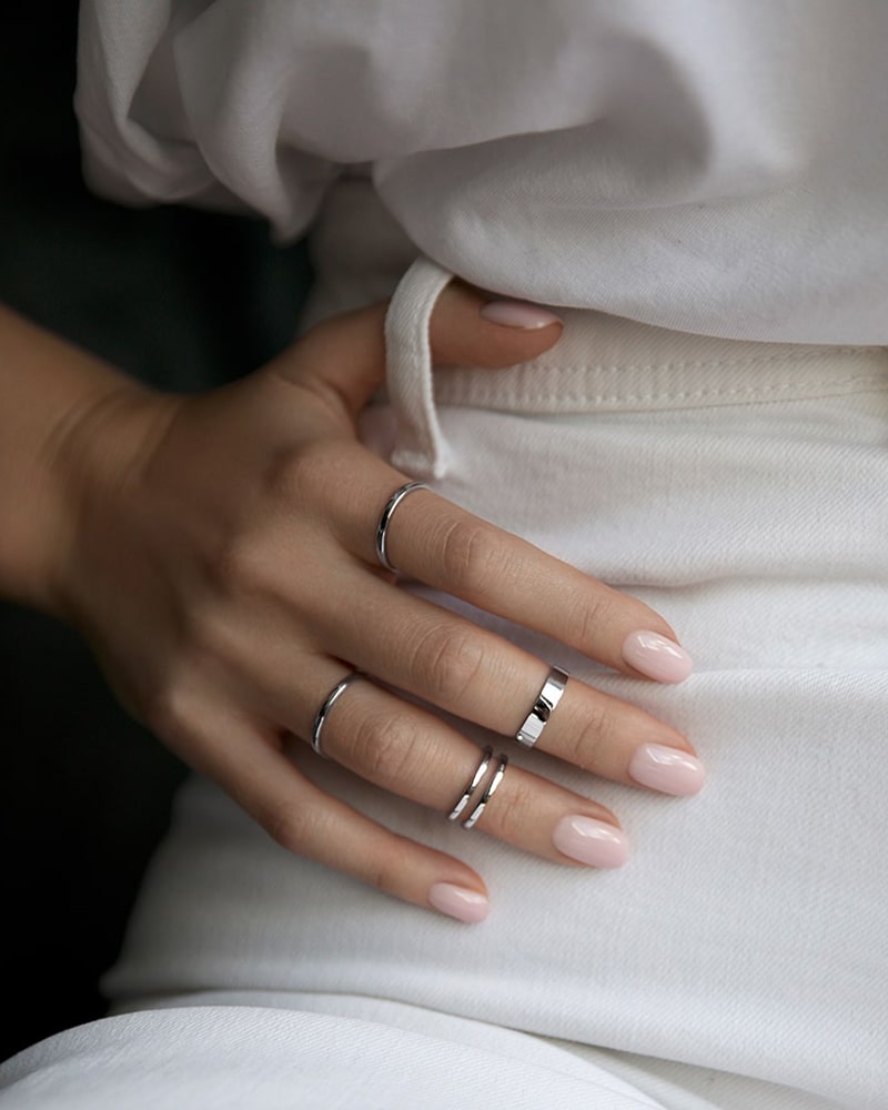Кольца: Утолщенное кольцо Линия можно купить в ювелирном гардеробе MOMNT (Momentsilver), интернет-магазине украшений из серебра. Серебро 925, родий. Артикул R041