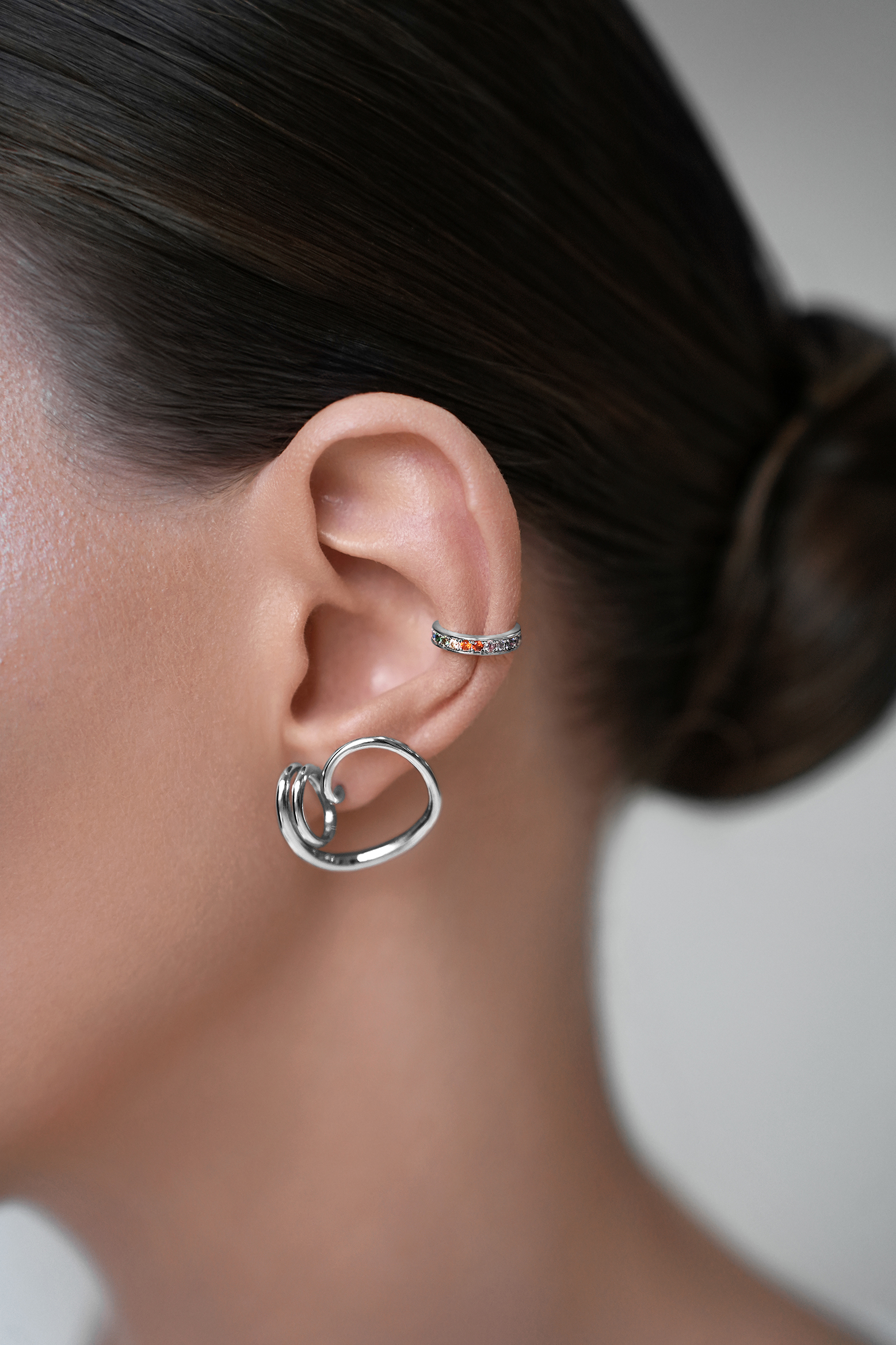 Каффы: Серебряный кафф радуга можно купить в ювелирном гардеробе MOMNT (Momentsilver), интернет-магазине украшений из серебра. Серебро 925, родий, вставки:куб.цирконий. Артикул 