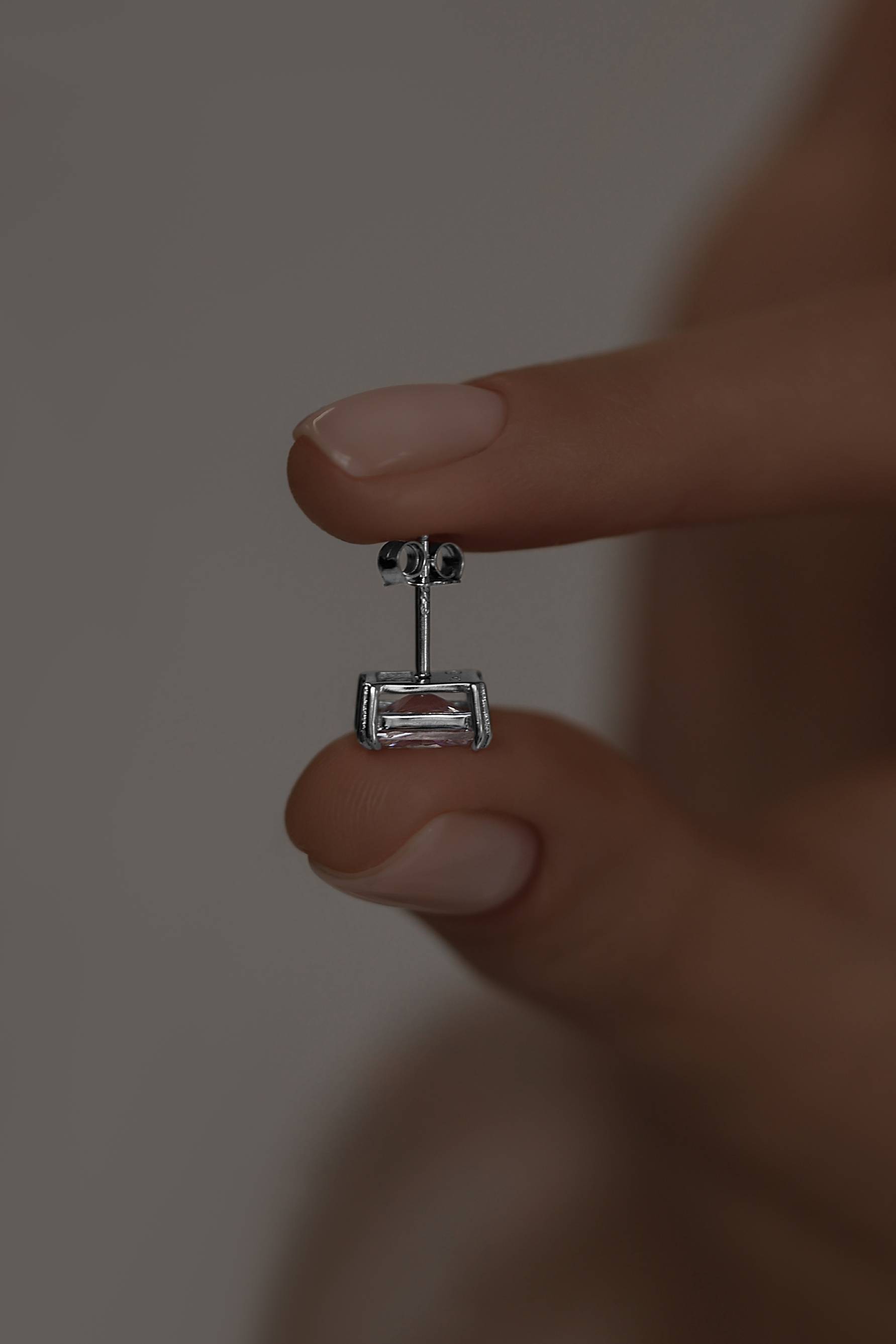 Серьги: Серьги-гвоздики в прямоугольной огранке можно купить в ювелирном гардеробе MOMNT (Momentsilver), интернет-магазине украшений из серебра. Серебро 925, родий. Артикул 