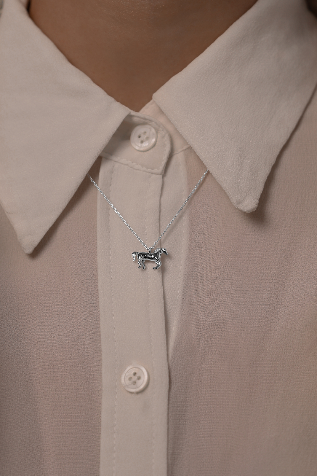 Колье: Колье с бегущей лошадью можно купить в ювелирном гардеробе MOMNT (Momentsilver), интернет-магазине украшений из серебра. Серебро 925, родий. . Артикул 