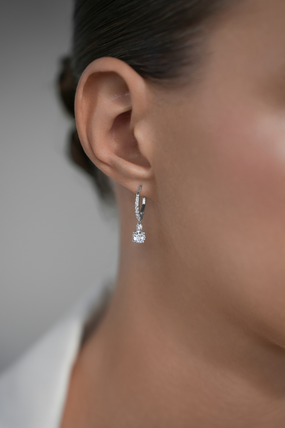 Колье: Классические серьги на французском замке можно купить в ювелирном гардеробе MOMNT (Momentsilver), интернет-магазине украшений из серебра. Серебро 925, родий, вставки:куб.цирконий. Артикул 