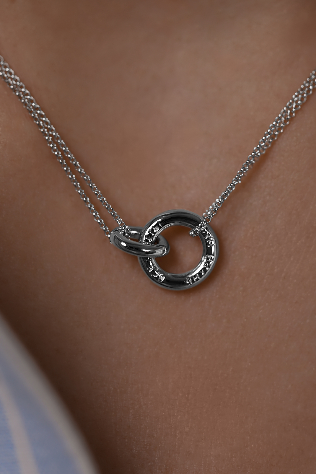 Колье: Колье Переплетенные кольца "Все ответы внутри нас" можно купить в ювелирном гардеробе MOMNT (Momentsilver), интернет-магазине украшений из серебра. Серебро 925, родий. Артикул 