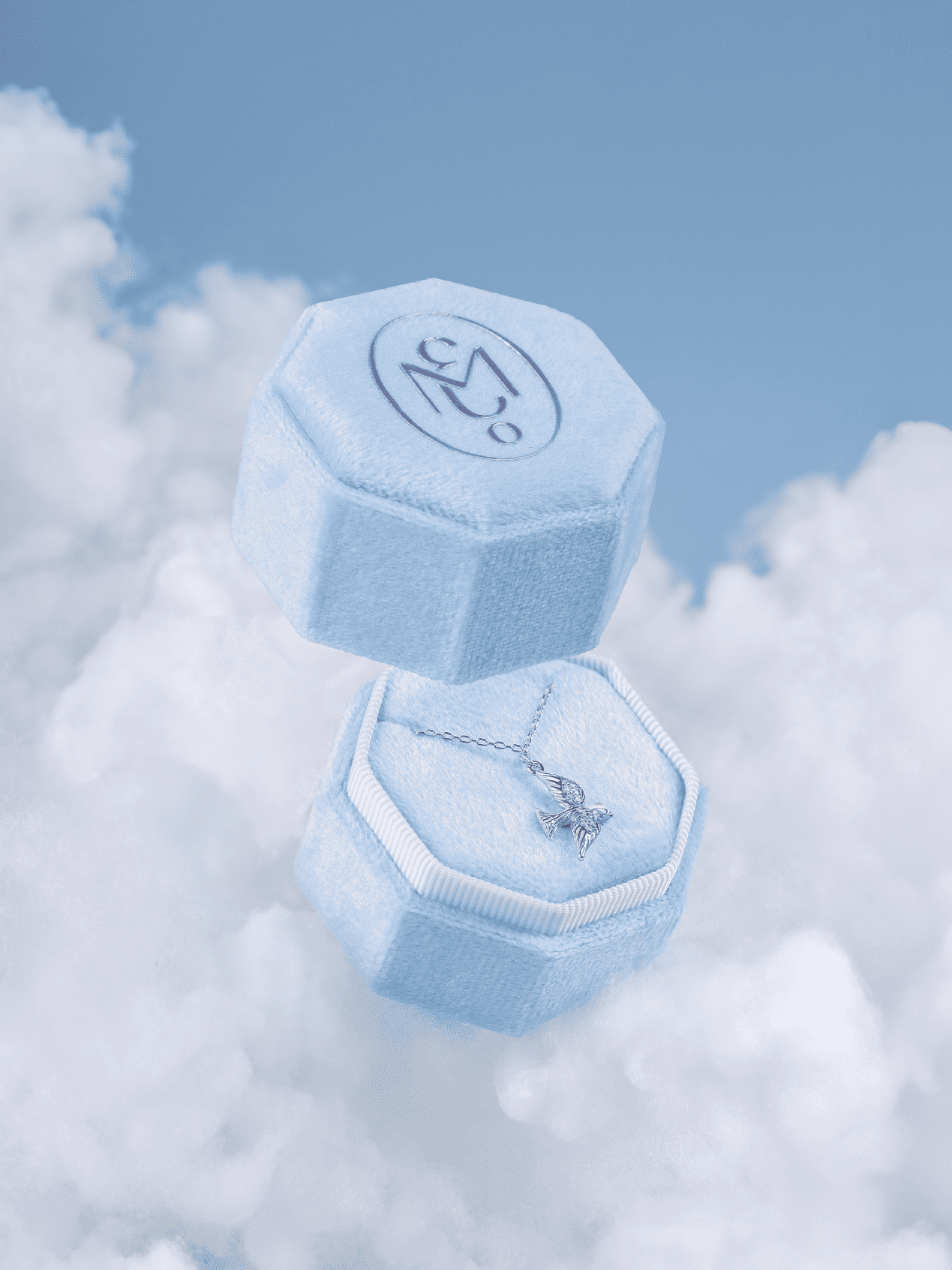 Упаковка: Коробка бархатная для колье EVGENIA MOMENT 4,5*4,5 см (голубая)																														 можно купить в ювелирном гардеробе MOMNT (Momentsilver), интернет-магазине украшений из серебра. . Артикул 