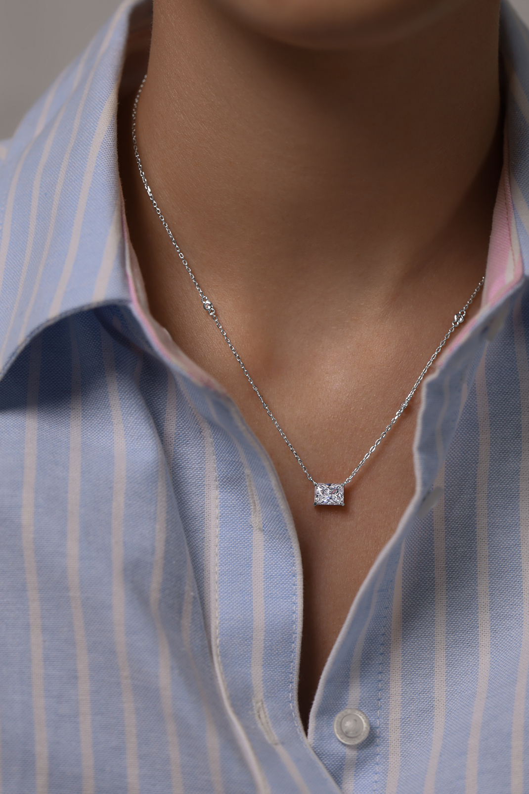 Колье: Колье с прямоугольным камнем в огранке Радиант можно купить в ювелирном гардеробе MOMNT (Momentsilver), интернет-магазине украшений из серебра. Серебро 925, родий. Вставки: куб.цирконий. Артикул 