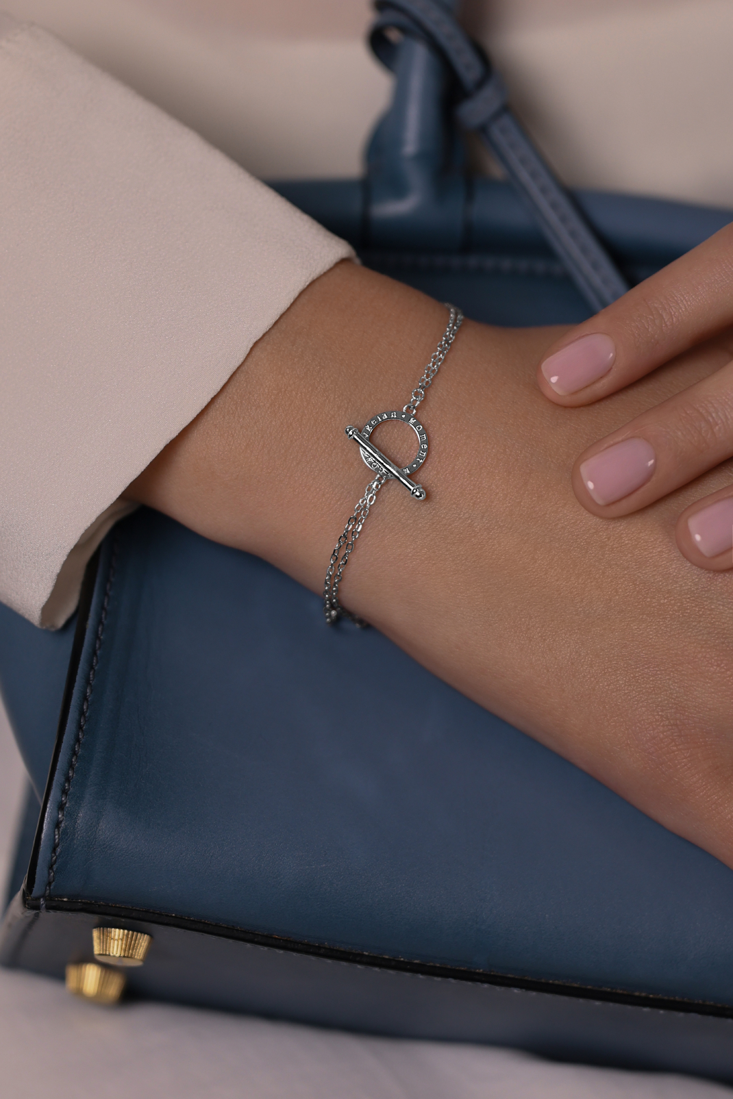 Браслеты: Браслет Этрье на замке Тогл можно купить в ювелирном гардеробе MOMNT (Momentsilver), интернет-магазине украшений из серебра. Серебро 925, родий . Артикул 