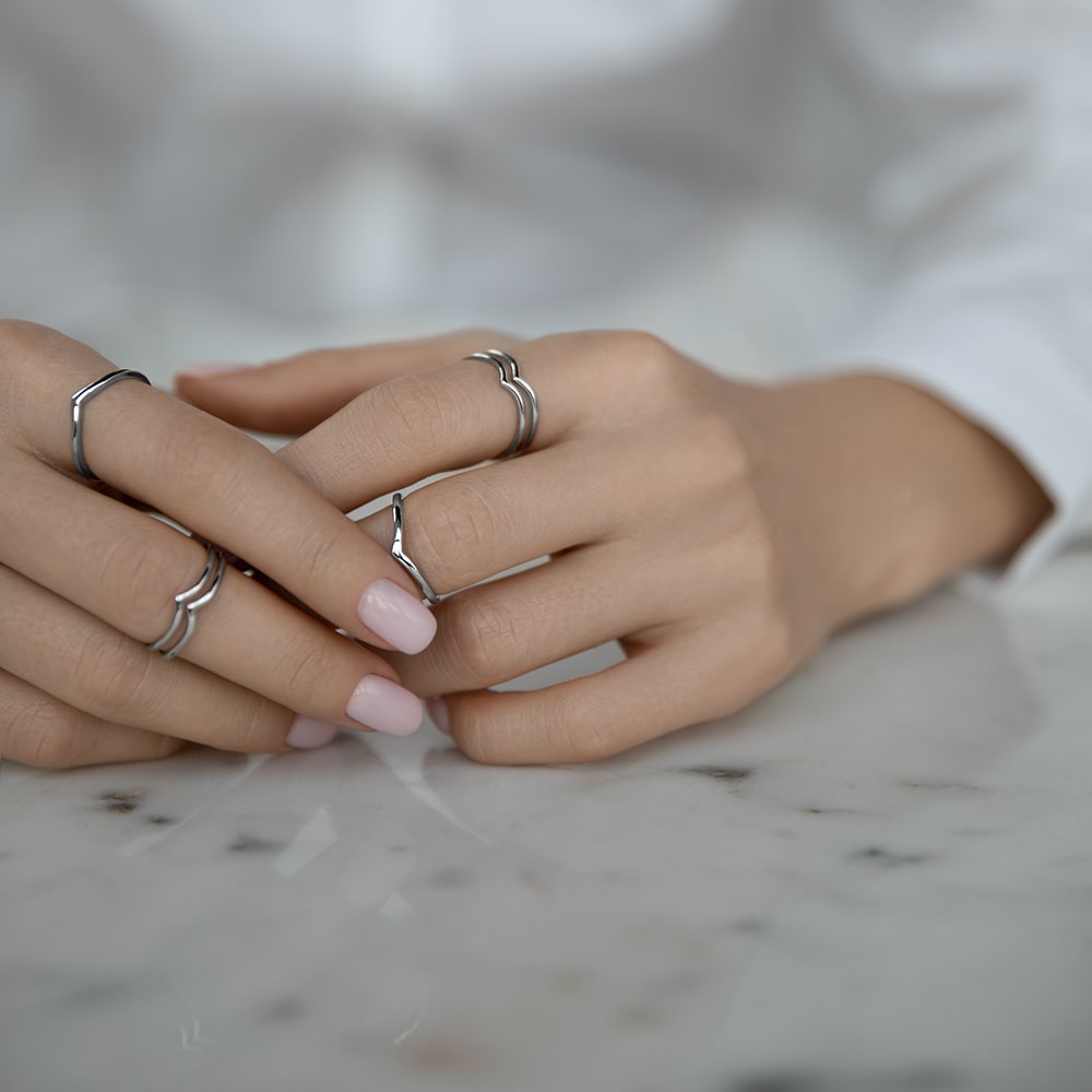 Кольца: Кольцо V без камней можно купить в ювелирном гардеробе MOMNT (Momentsilver), интернет-магазине украшений из серебра. Серебро 925, родий. Артикул 