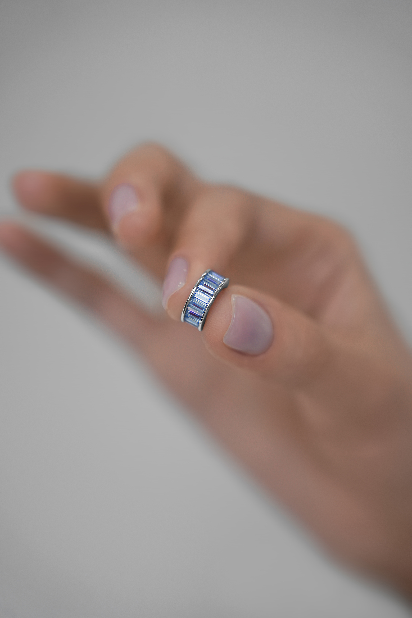 Каффы: Кафф с голубыми багетами можно купить в ювелирном гардеробе MOMNT (Momentsilver), интернет-магазине украшений из серебра. Серебро 925, родий, вставки: куб. цирконий . Артикул 