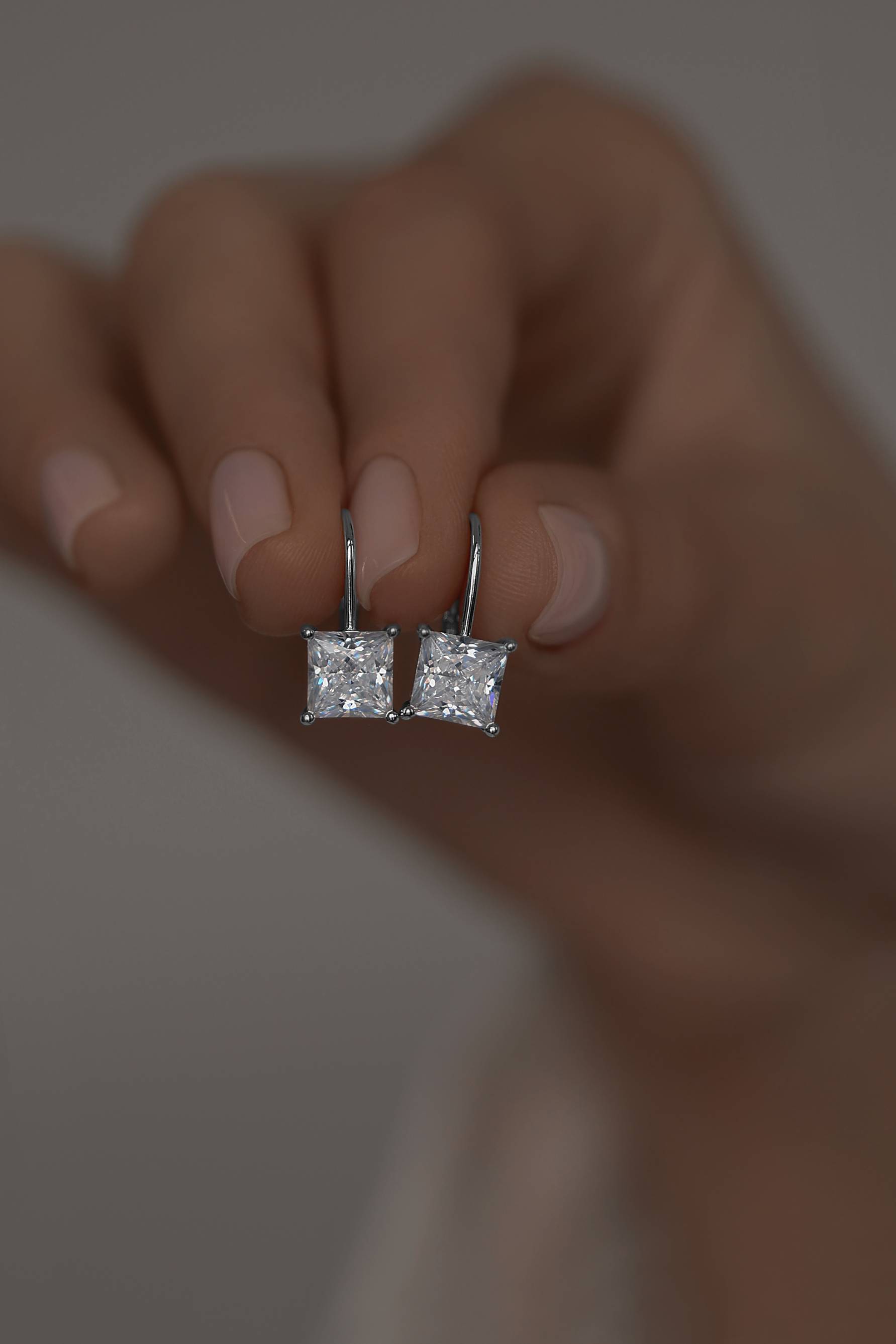 Серьги: Серьги с бриллианитами в огранке Принцесса на французском замке можно купить в ювелирном гардеробе MOMNT (Momentsilver), интернет-магазине украшений из серебра. Серебро 925, родий. Артикул 