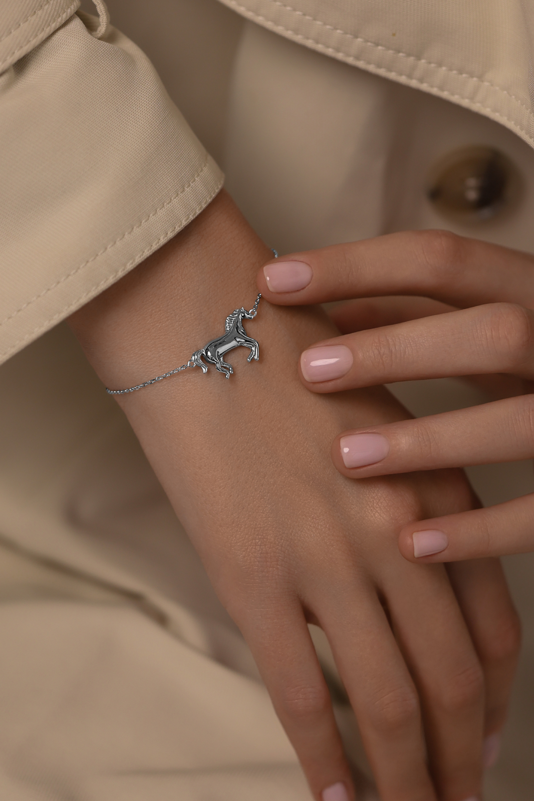 Браслеты: Браслет с бегущей лошадью можно купить в ювелирном гардеробе MOMNT (Momentsilver), интернет-магазине украшений из серебра. Серебро 925, родий.. Артикул 