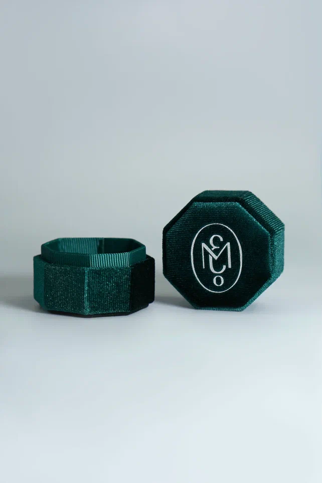 Аксессуары: Коробка бархатная EVGENIA MOMENT 4,5*4,5 см (зеленая)																														 можно купить в ювелирном гардеробе MOMNT (Momentsilver), интернет-магазине украшений из серебра. . Артикул 