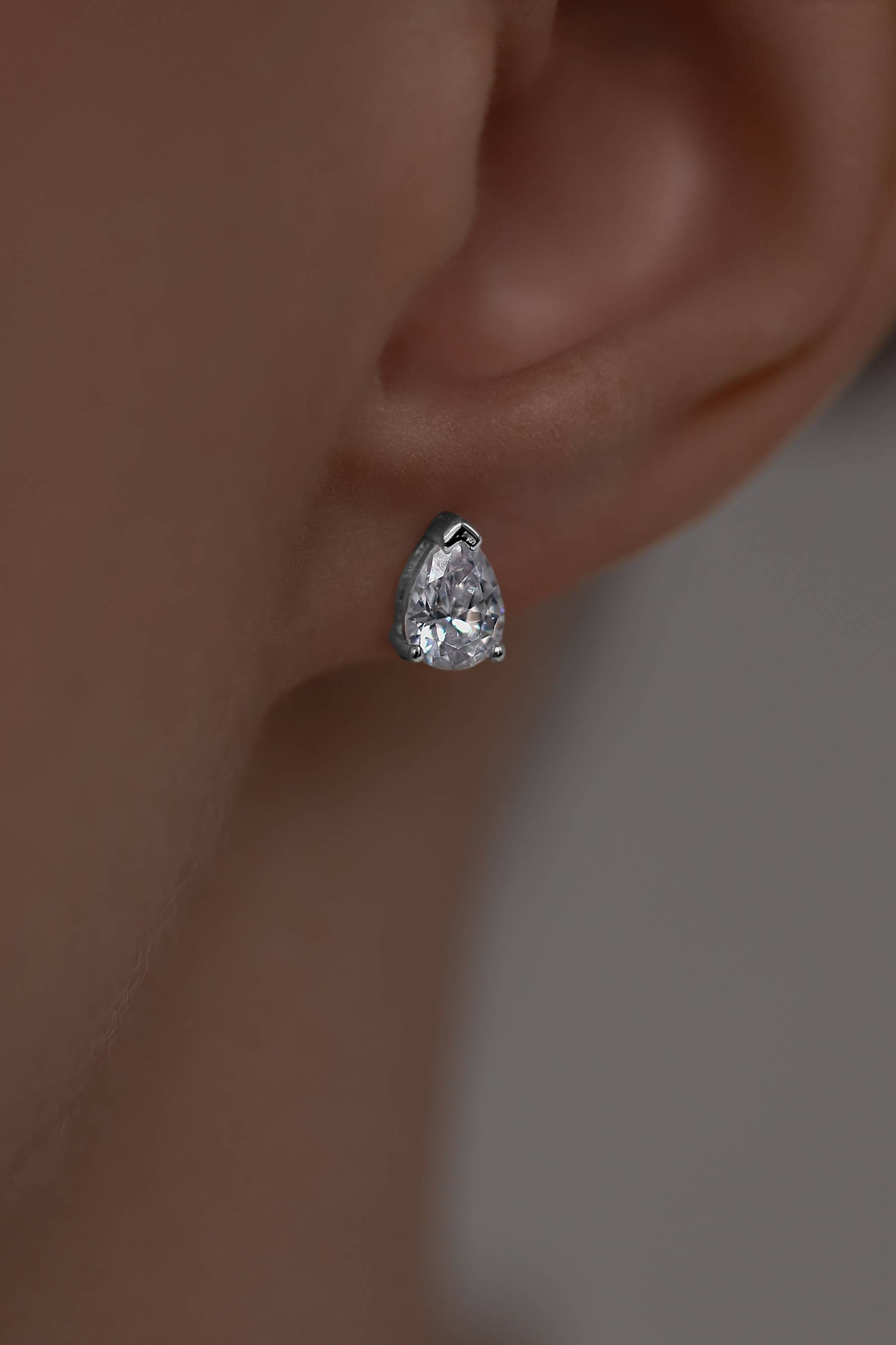 Серьги: Серьги-гвоздики в огранке Груша можно купить в ювелирном гардеробе MOMNT (Momentsilver), интернет-магазине украшений из серебра. Серебро 925, родий, вставки:куб.цирконий. Артикул 