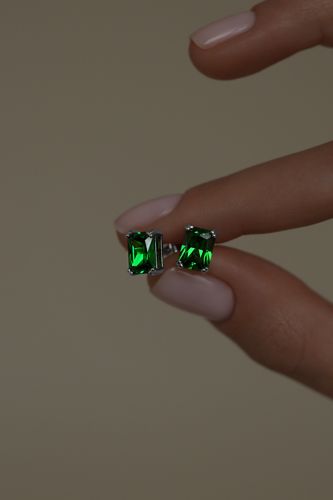 Серьги: Изумрудные серьги-гвоздики в прямоугольной огранке можно купить в ювелирном гардеробе MOMNT (Momentsilver), интернет-магазине украшений из серебра. Серебро 925, родий. Артикул 