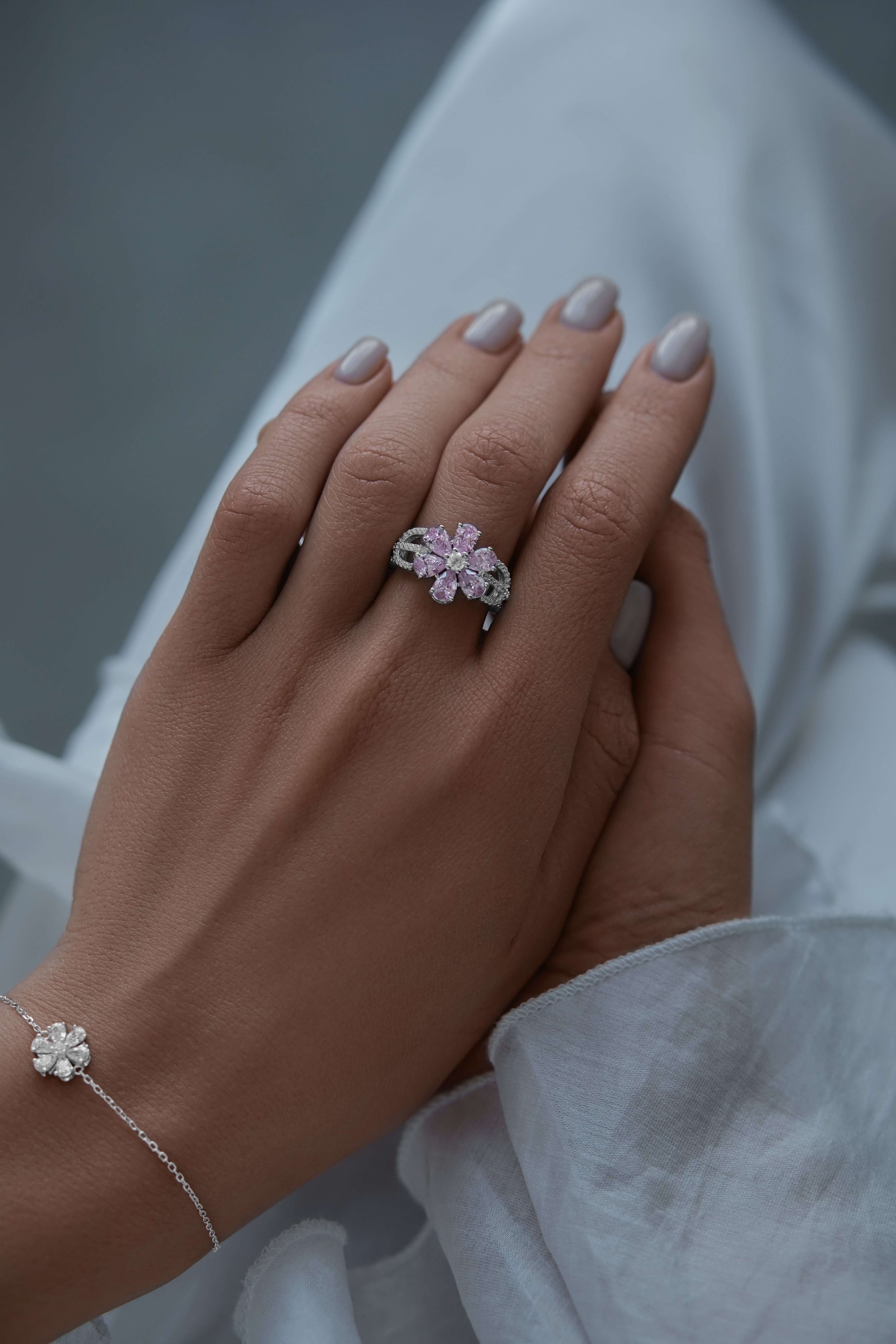 Кольца: Кольцо Цветок можно купить в ювелирном гардеробе MOMNT (Momentsilver), интернет-магазине украшений из серебра. Серебро 925,родий. Вставки: куб.цирконий. Артикул 