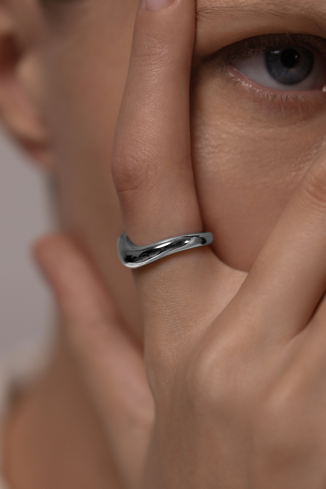 Кольца: Кольцо Волна можно купить в ювелирном гардеробе MOMNT (Momentsilver), интернет-магазине украшений из серебра. Серебро 925,родий.. Артикул 