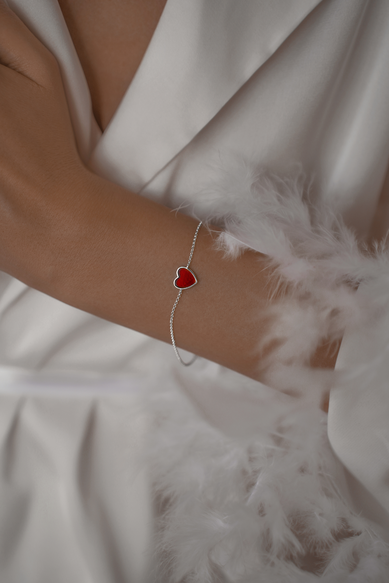 Браслеты: Браслет Сердце с красным агатом можно купить в ювелирном гардеробе MOMNT (Momentsilver), интернет-магазине украшений из серебра. Серебро 925, родий. Вставки: агат. Артикул 