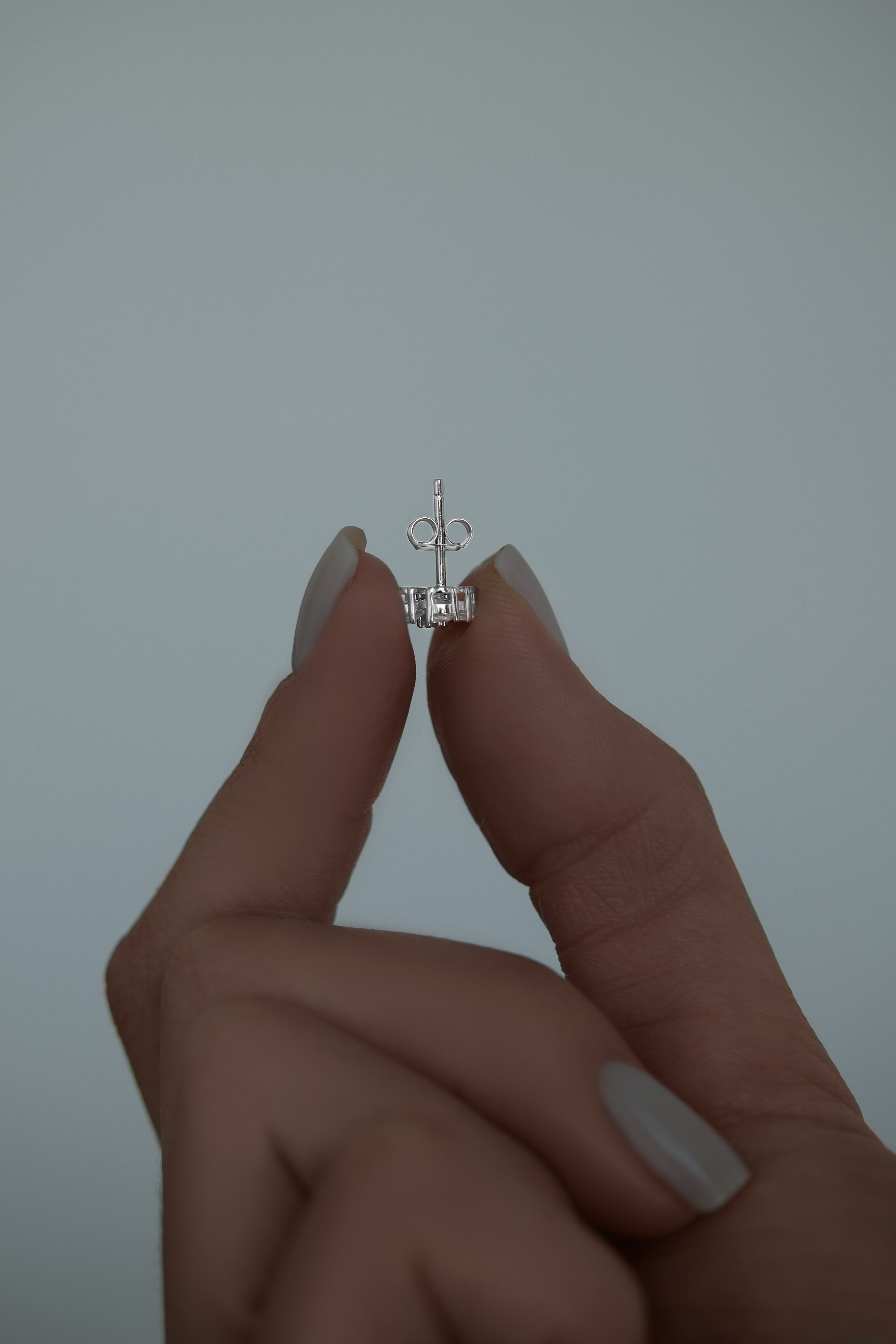 Серьги: Серьги гвоздики Цветы можно купить в ювелирном гардеробе MOMNT (Momentsilver), интернет-магазине украшений из серебра. Серебро 925, родий, вставки:куб.цирконий. Артикул 