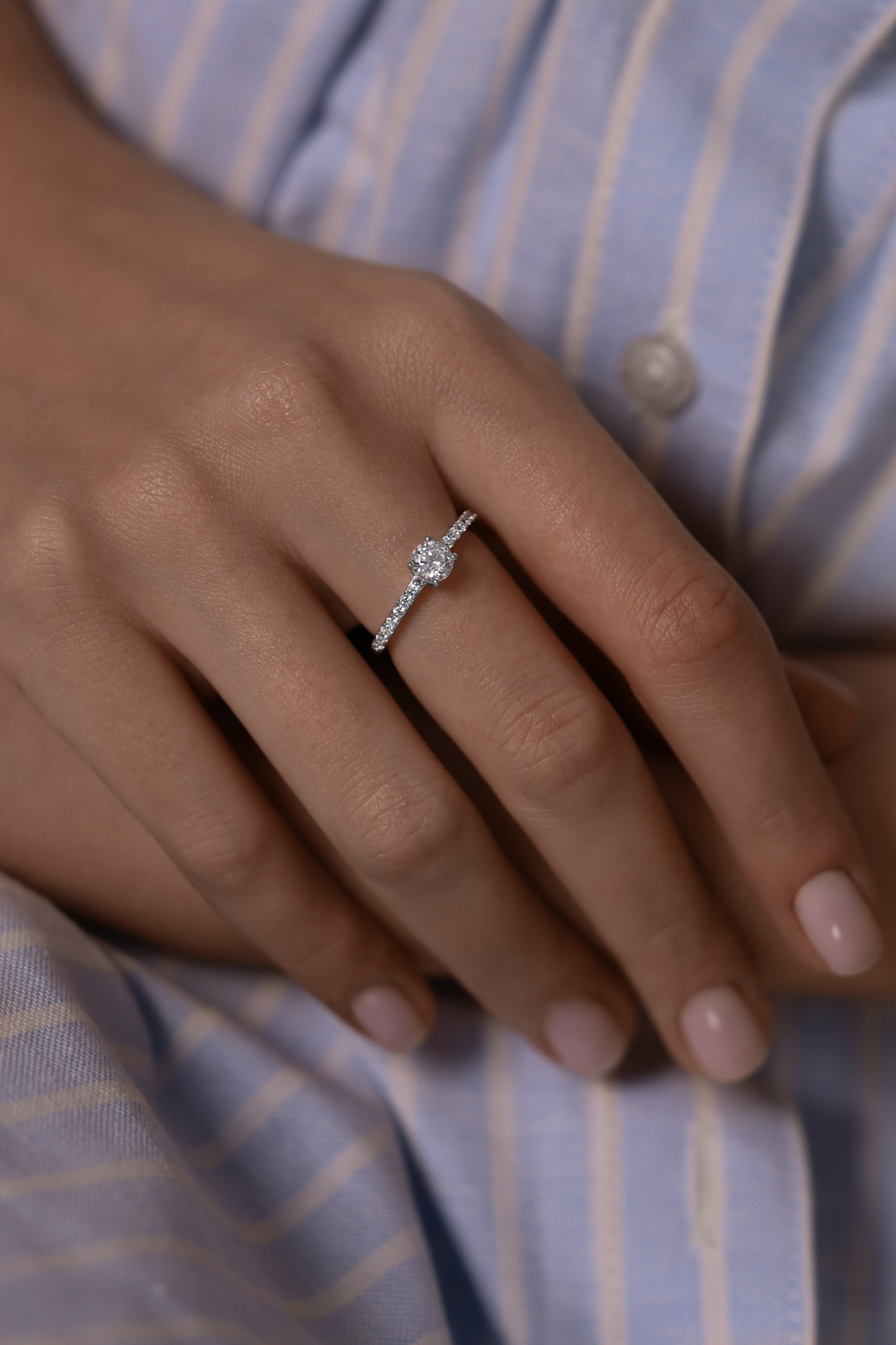 Кольца: Кольцо-дорожка с одним камнем lite можно купить в ювелирном гардеробе MOMNT (Momentsilver), интернет-магазине украшений из серебра. Серебро 925,родий. Вставки: куб.цирконий. Артикул 