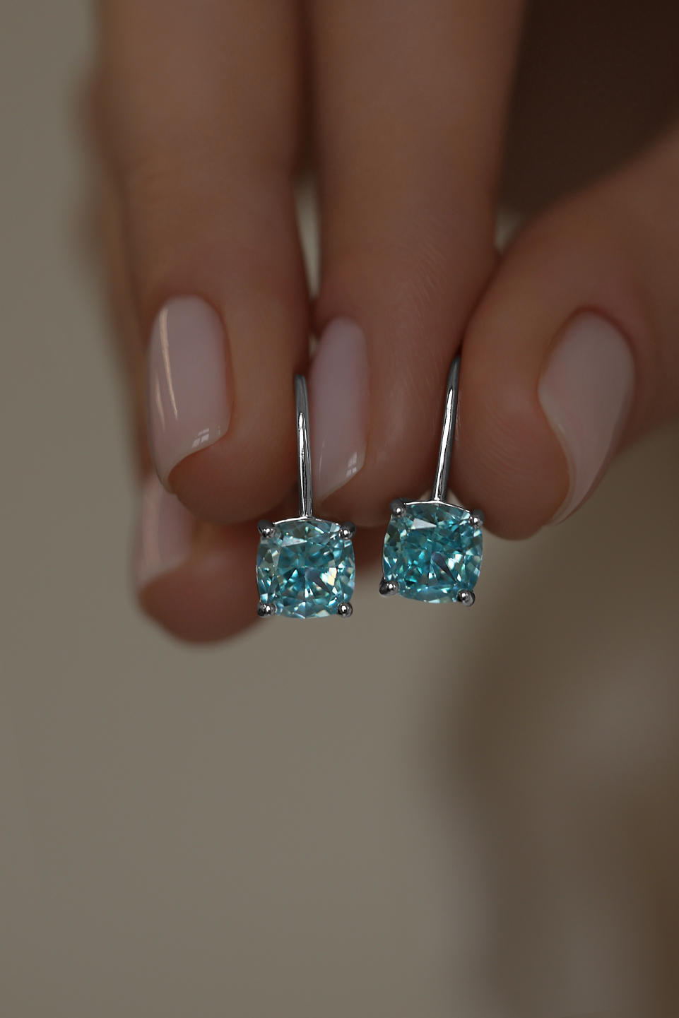 Серьги: Серьги с голубыми бриллианитами в огранке Кушон на французском замке можно купить в ювелирном гардеробе MOMNT (Momentsilver), интернет-магазине украшений из серебра. Серебро 925, родий. Артикул 