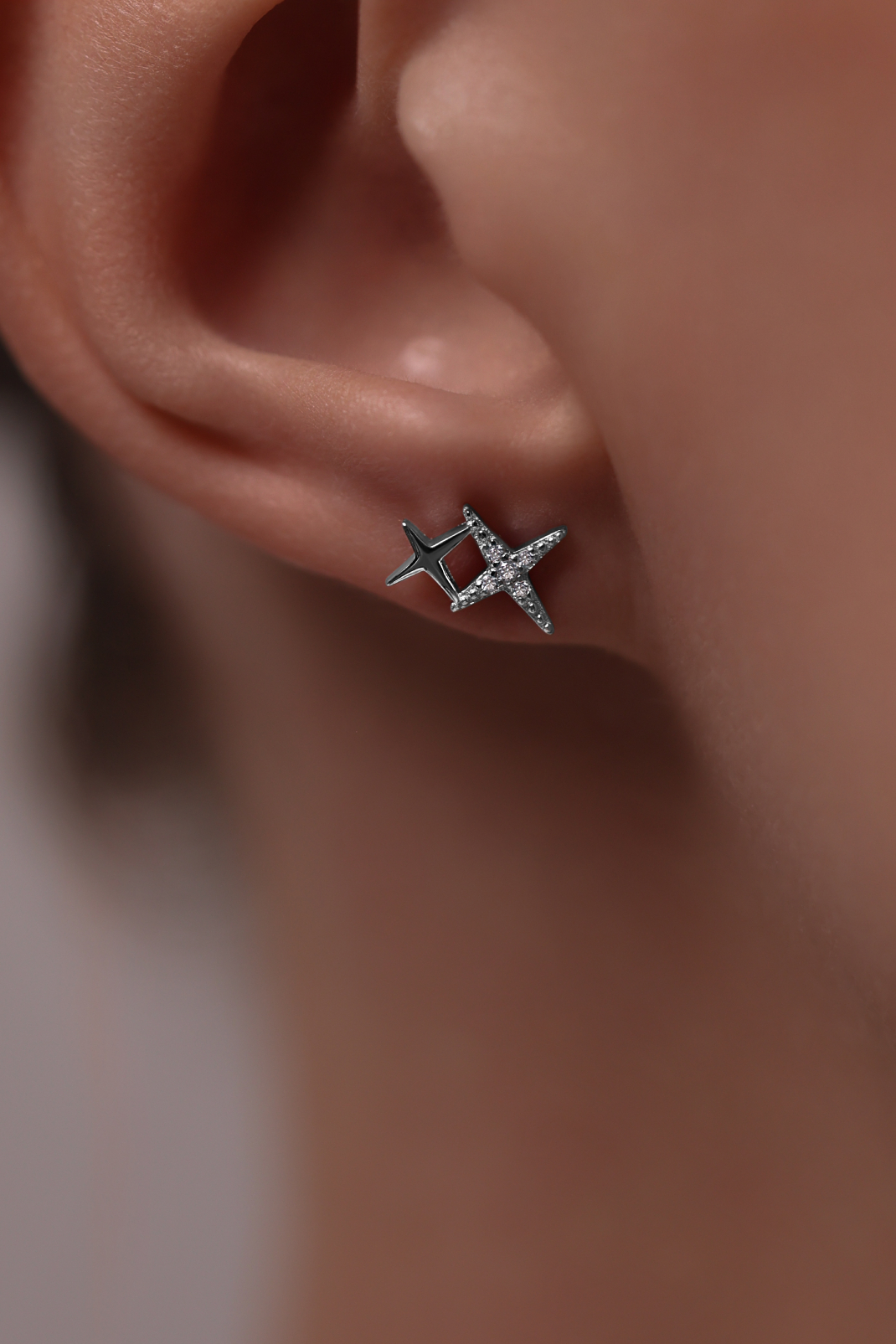 Серьги: Серьги-гвоздики Сияние можно купить в ювелирном гардеробе MOMNT (Momentsilver), интернет-магазине украшений из серебра. Серебро 925, родий, вставки:куб.цирконий. Артикул 