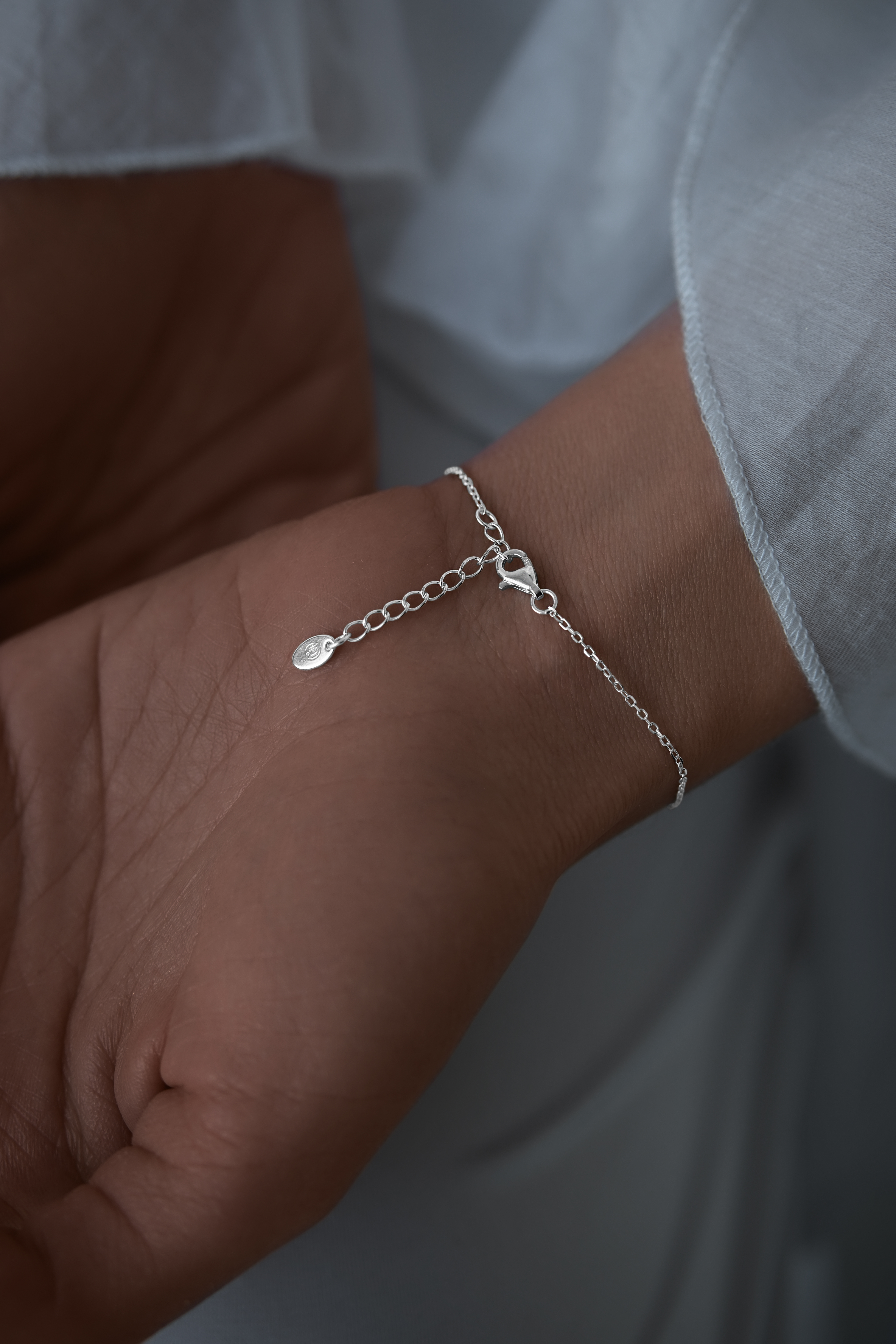 Браслеты: Браслет Цветок можно купить в ювелирном гардеробе MOMNT (Momentsilver), интернет-магазине украшений из серебра. Серебро 925, родий. Вставки: куб.цирконий. Артикул 